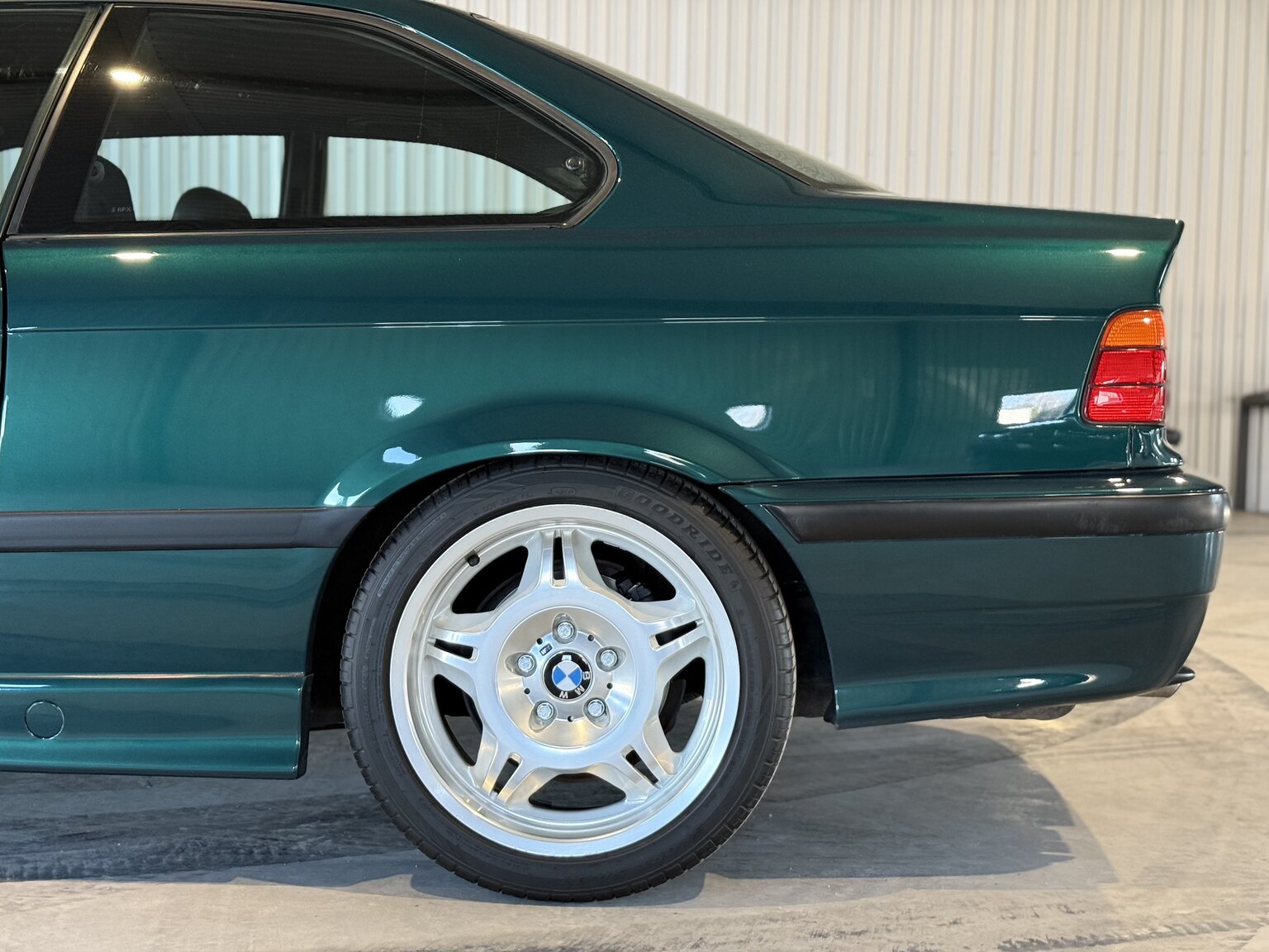 Exteriörbild på 1995 BMW 325i Coupé AVUS Edition "No Reserve Auction"