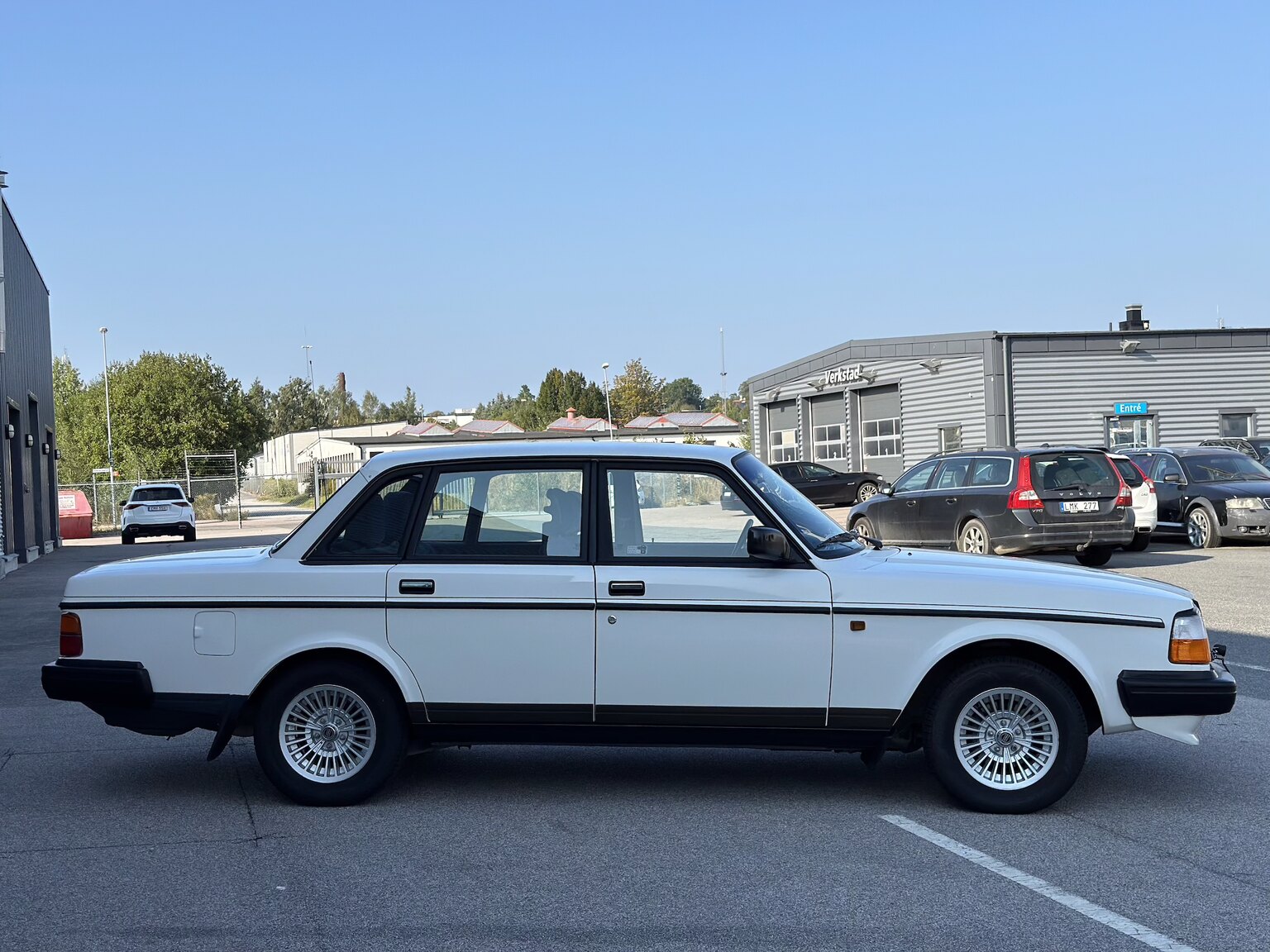 Exterior image of 1991 Volvo 240 GLT