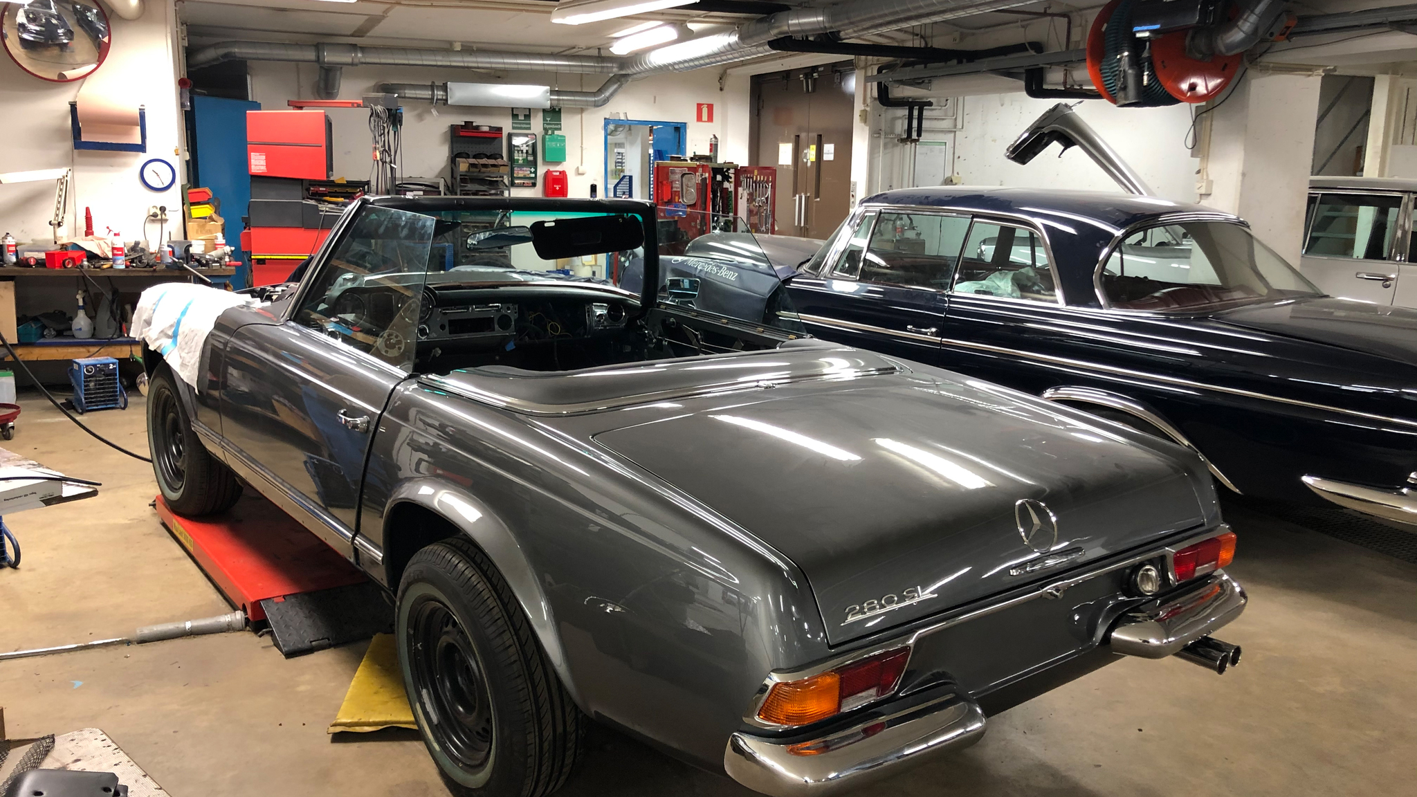 Exterior image of 1970 Mercedes 280 SL Pagoda (105)