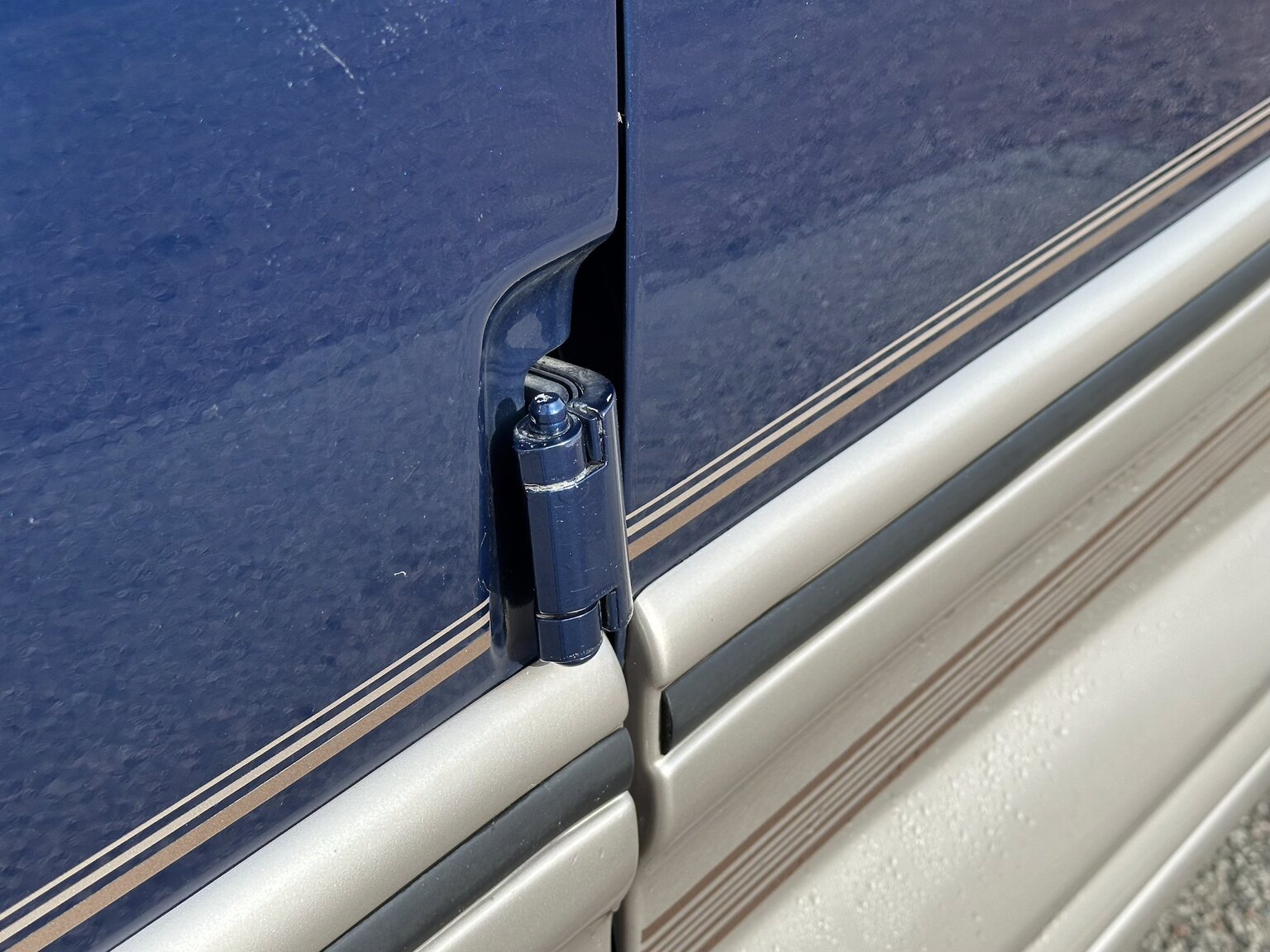 Exteriörbild på 2000 GMC Savana G1500 Conversion Van