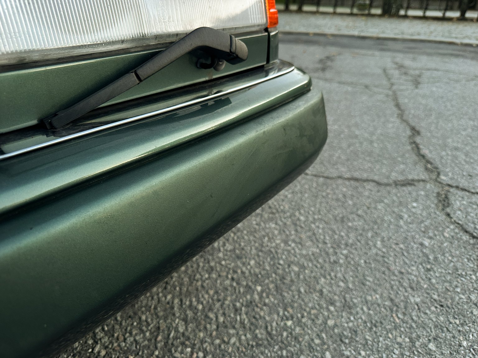 Exterior image of 1996 MERCEDES-BENZ E 320 T