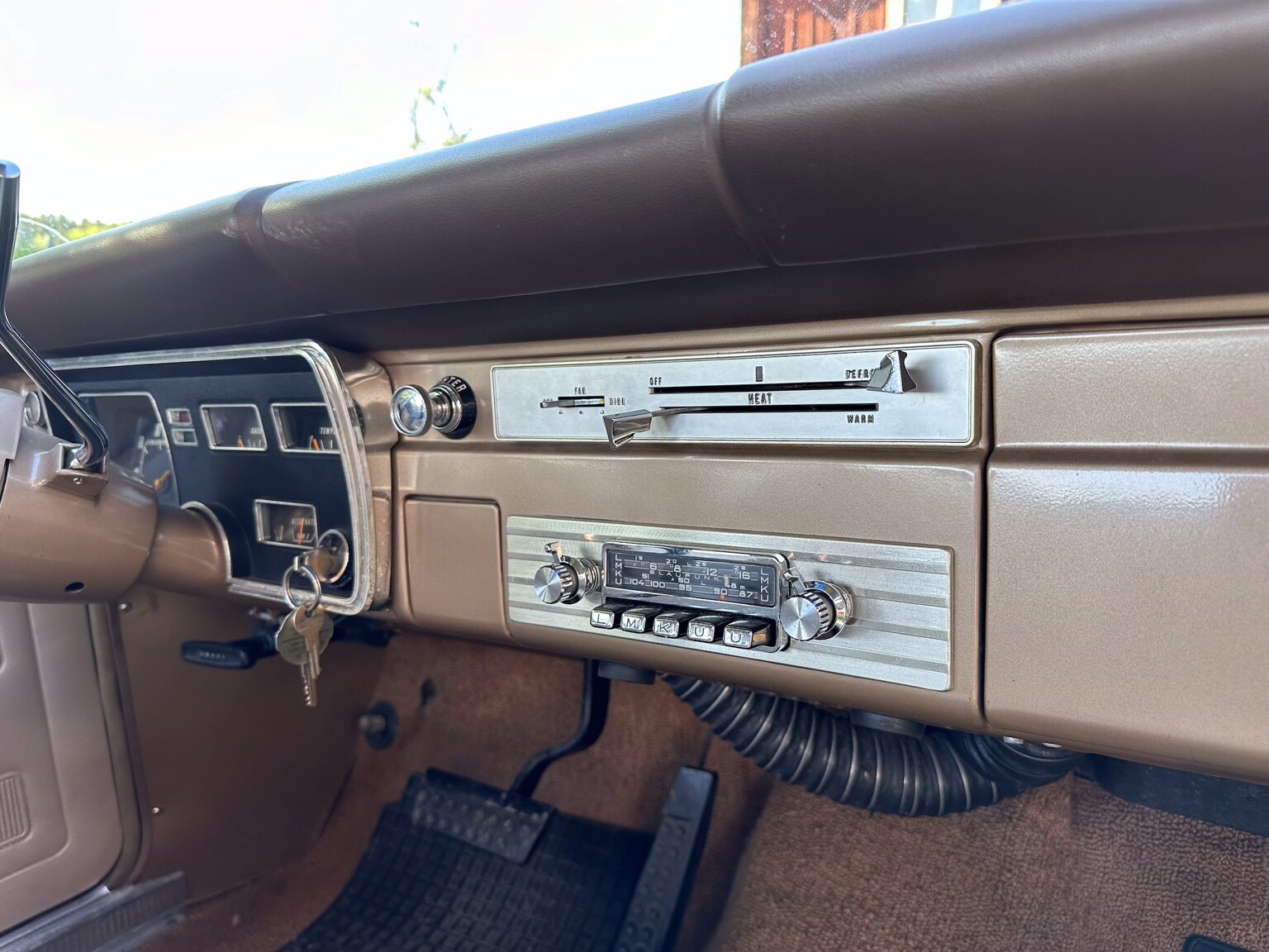 Interiörbild 1966 Plymouth Valiant 100 2-door Sedan