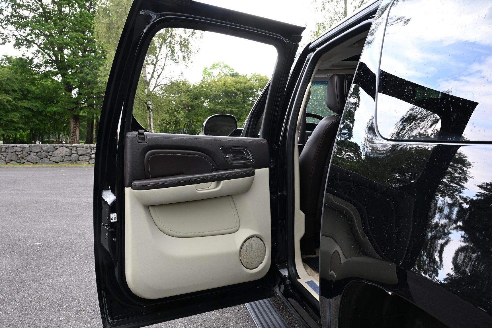 Interior image of 2010 Cadillac Escalade ESV 6.2 Flexfuel