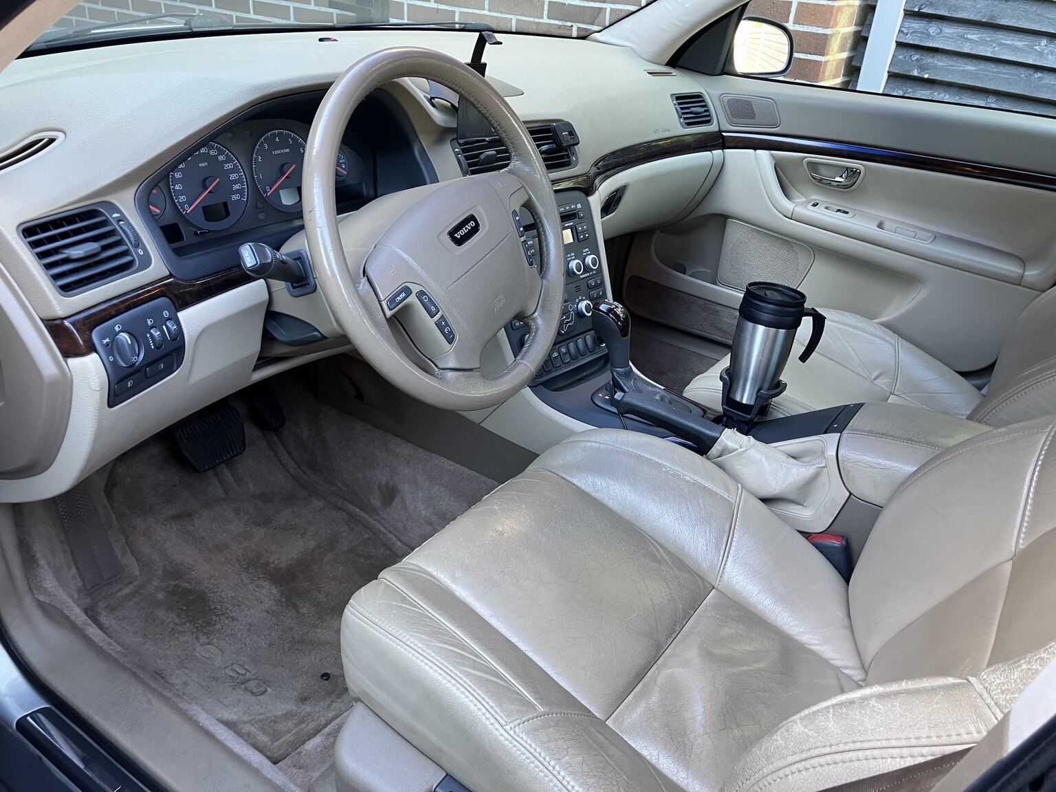 Interior image of 1999 Volvo S80