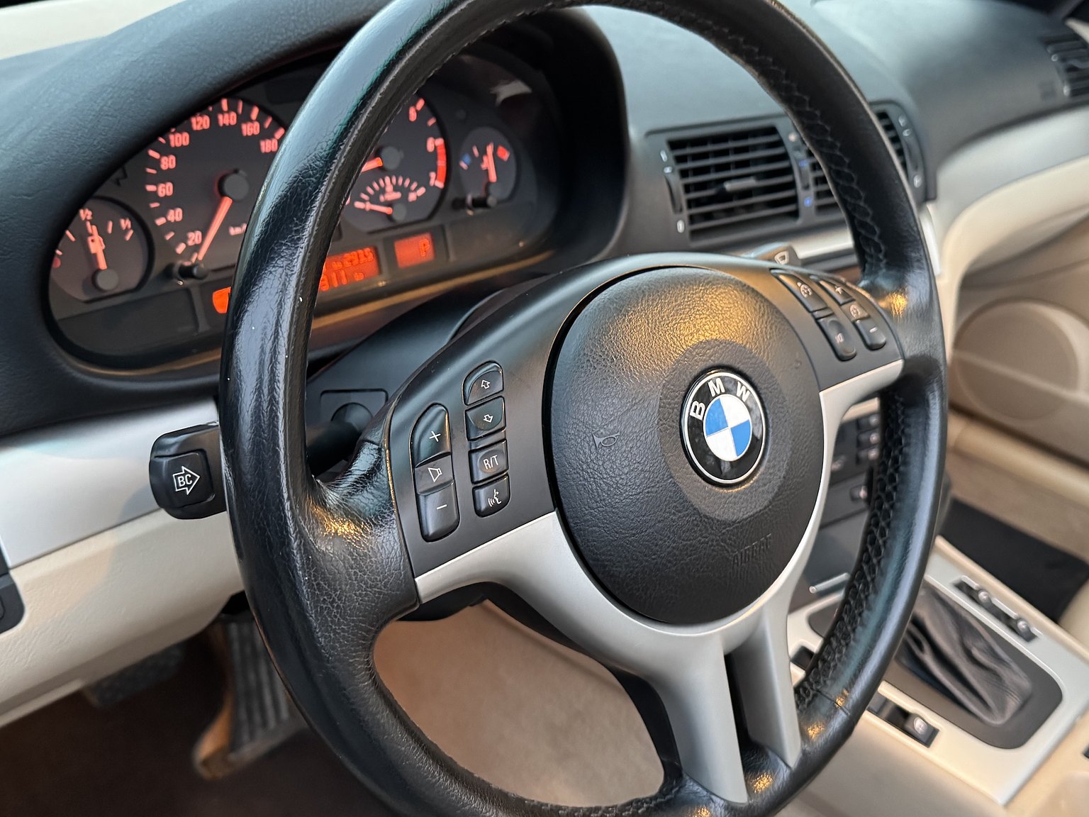 Interior image of 2001 BMW 325IA CAB (26)