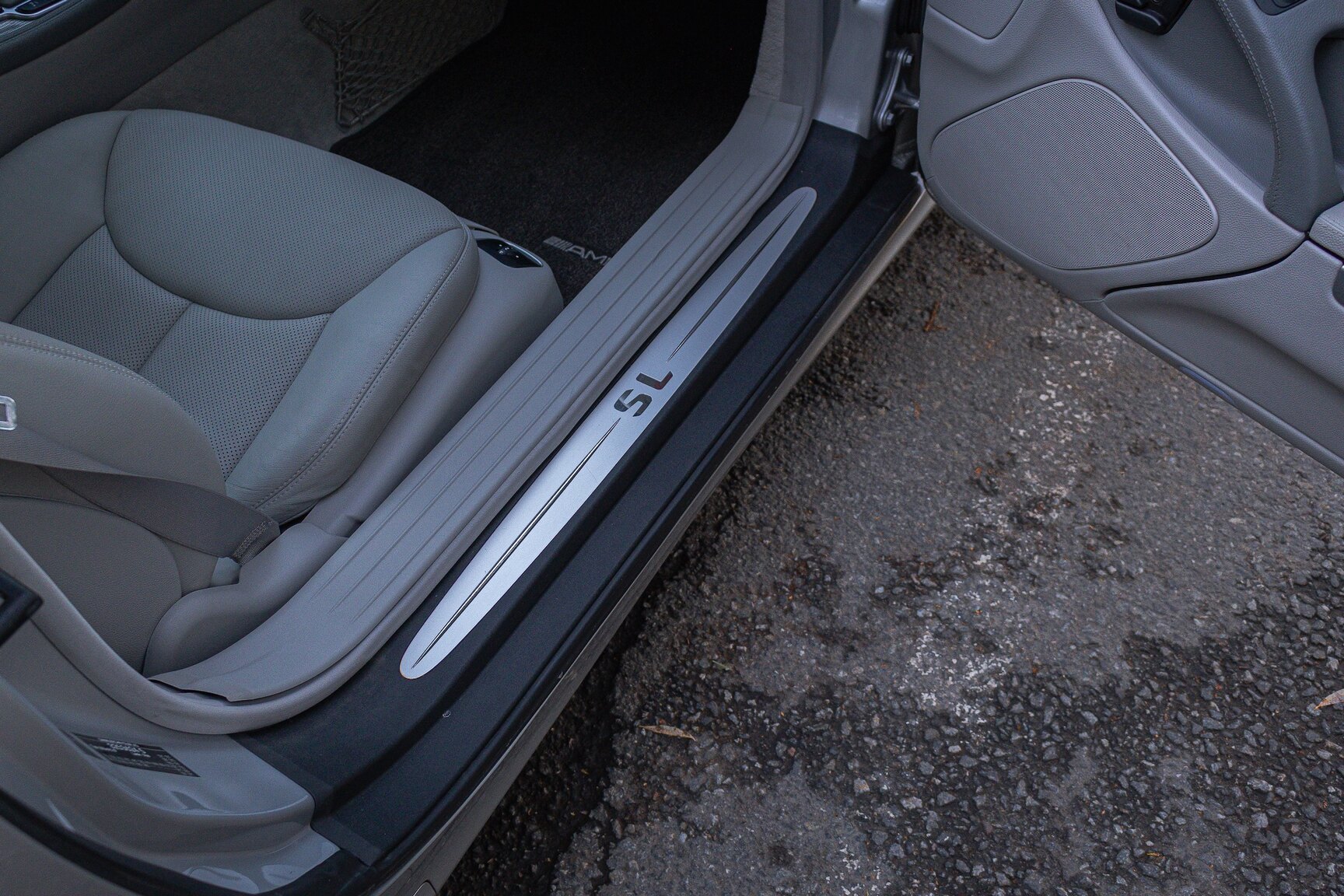 Interior image of 2002 Mercedes-Benz SL 500