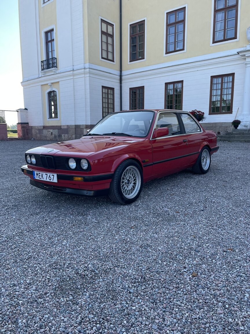 Exterior image of 1987 BMW 320i