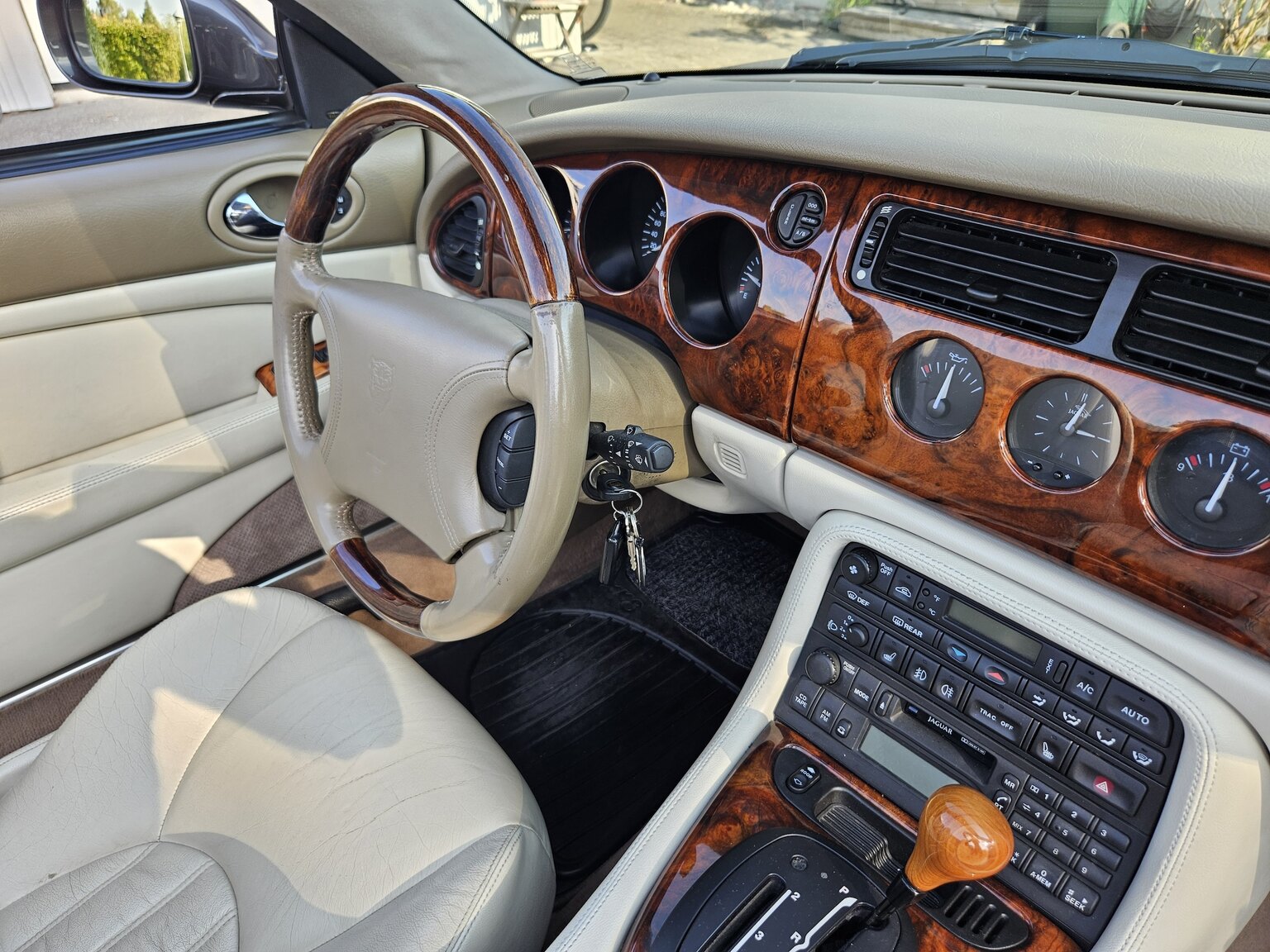 Innenraumfoto von 1998 Jaguar XK8 Cabriolet