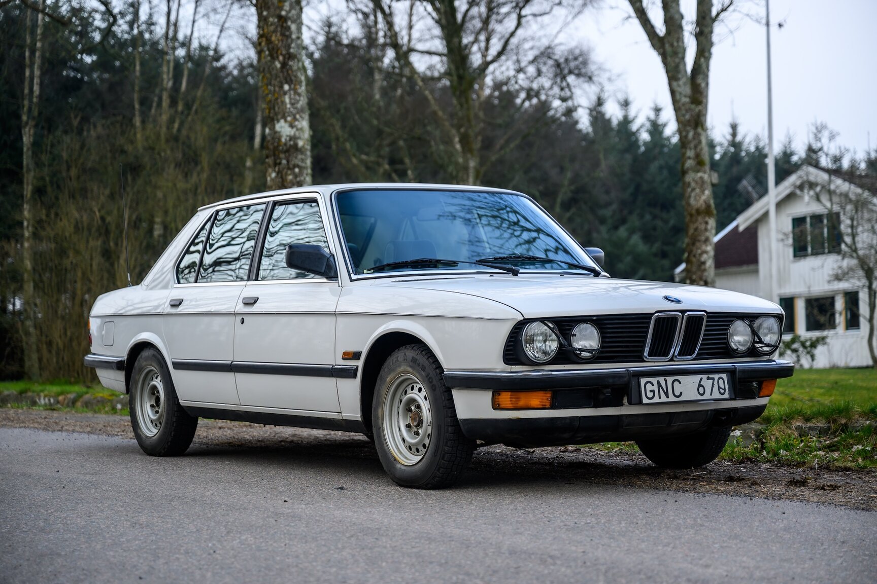 Exterior image of 1986 BMW 520i