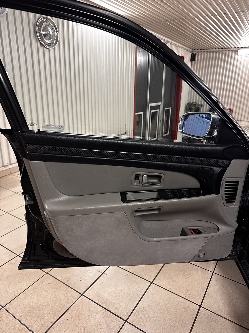 Innenraumfoto von 1999 Audi S8 4.2 Quattro