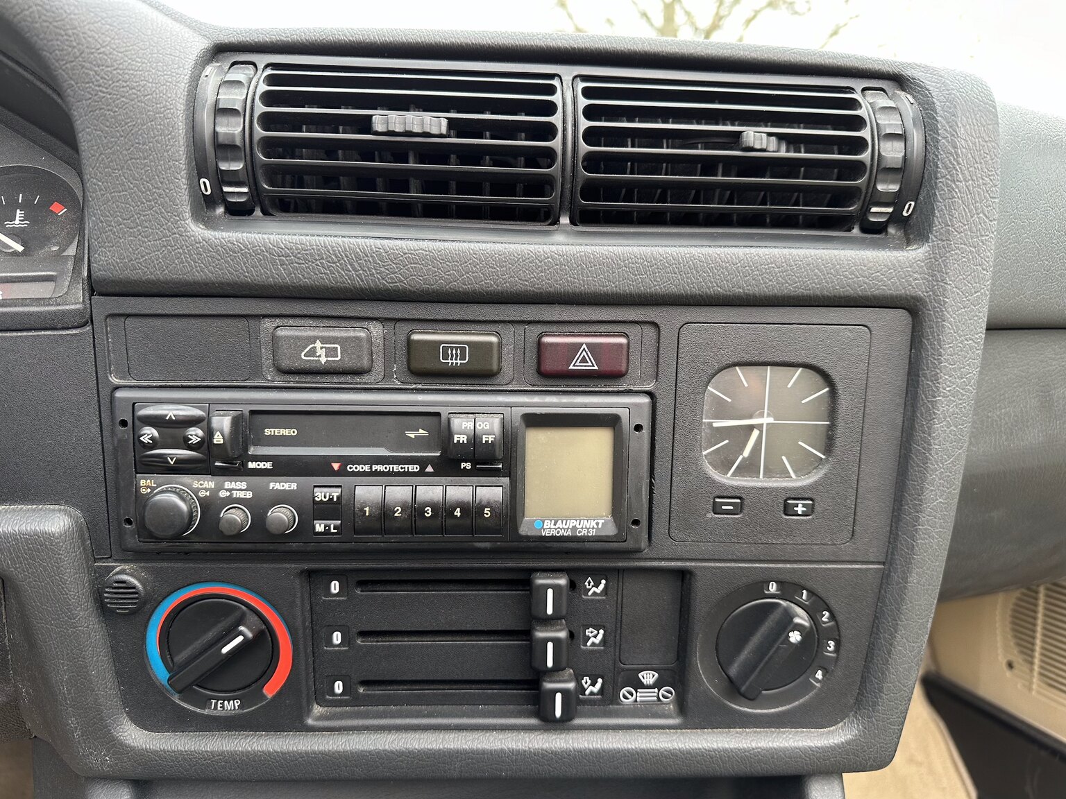 Interior image of 1987 BMW 325i Convertible (18)