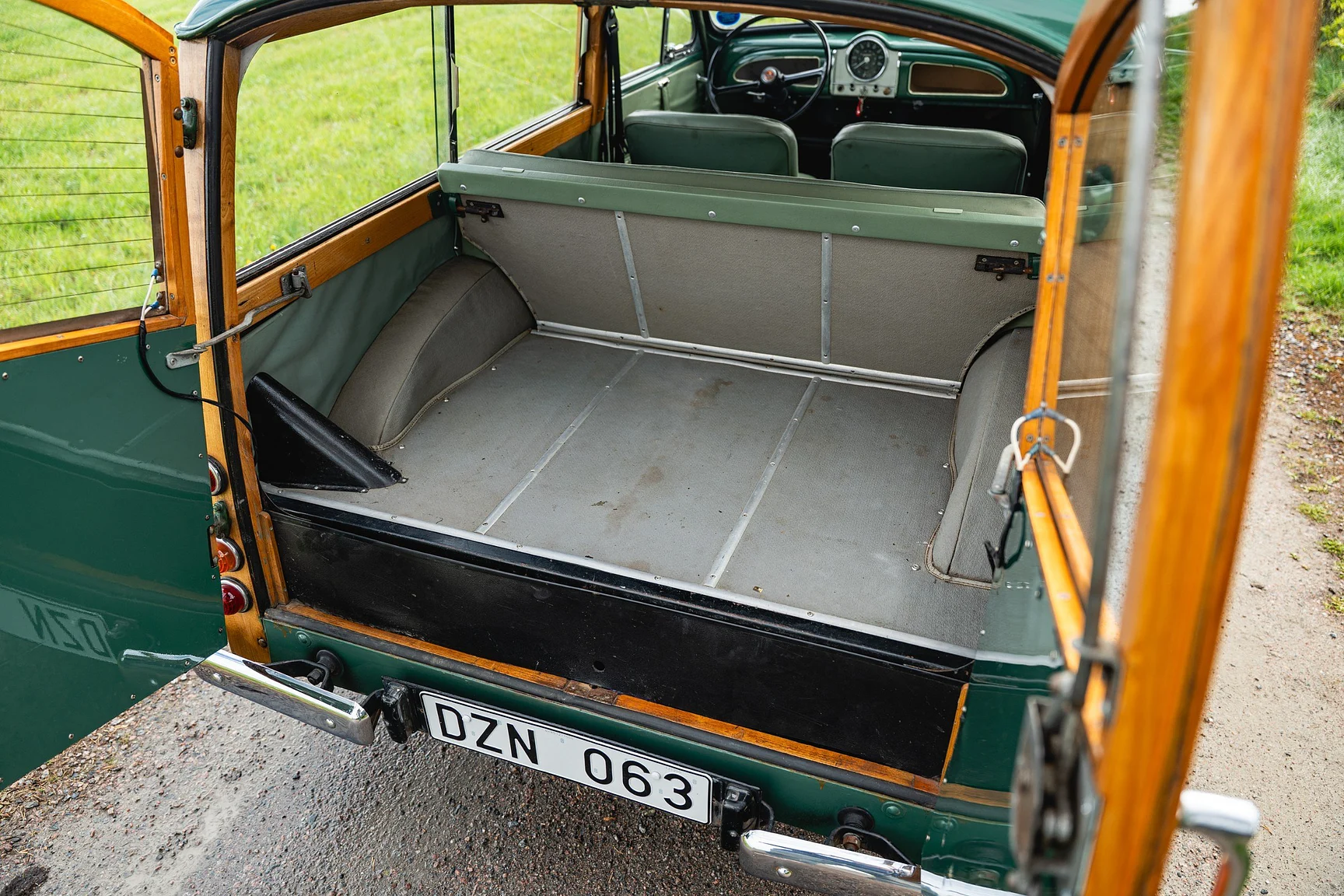 Interior image of 1968 Morris Minor Traveller (61)