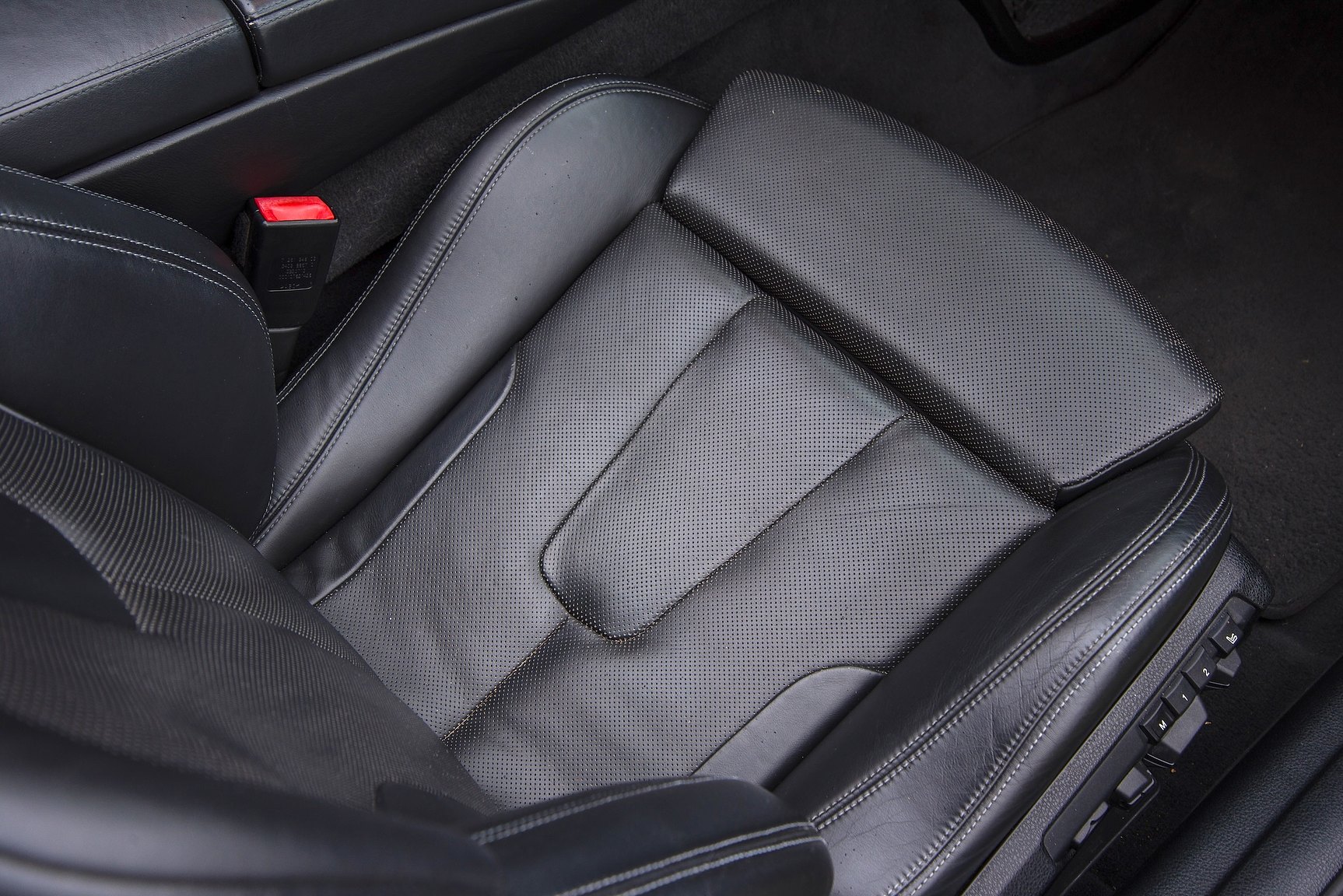 Interior image of 2014 BMW M6C