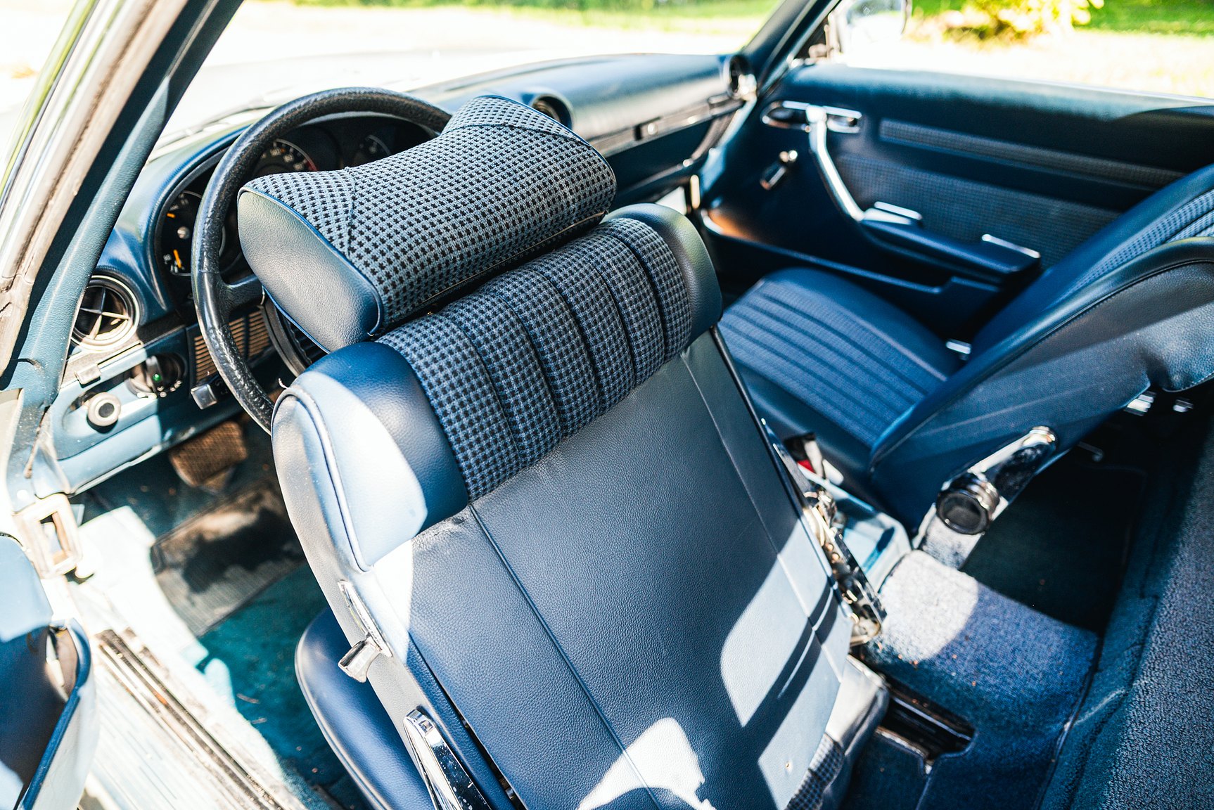Interior image of 1972 Mercedes-Benz 350 SL