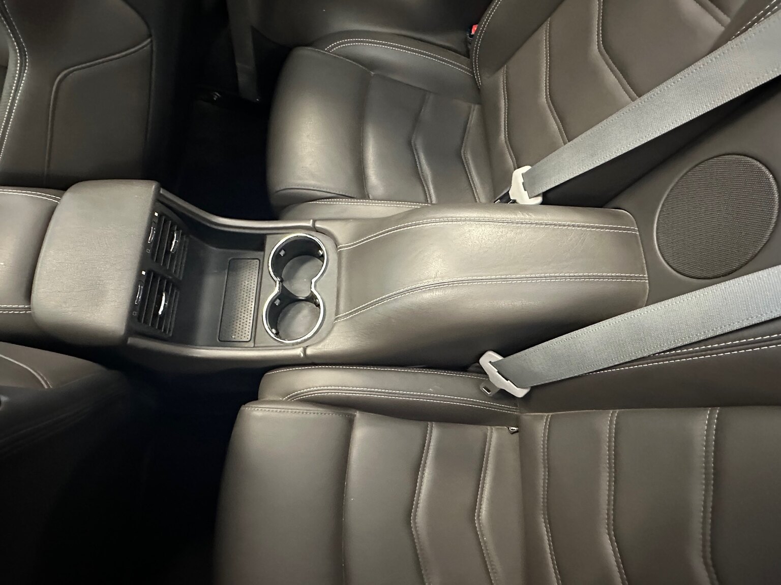 Interiörbild 2016 Maserati Grancabrio (5)