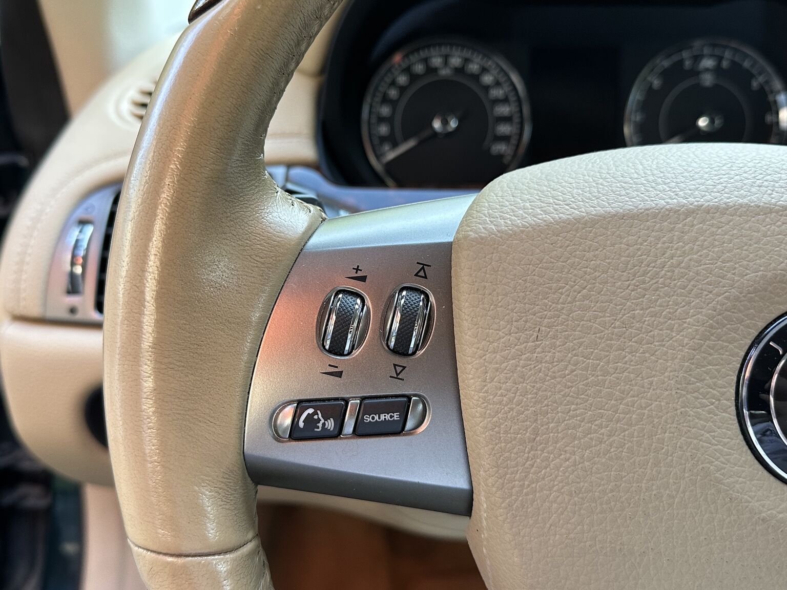 Interior image of 2007 Jaguar XKR (14)