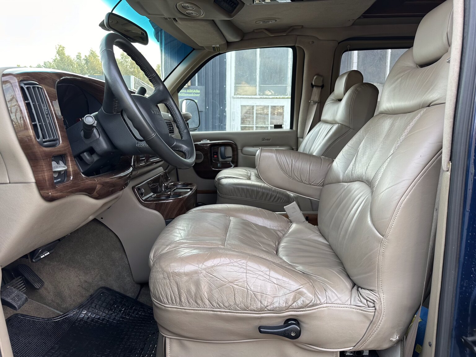 Interiörbild 2000 GMC Savana G1500 Conversion Van