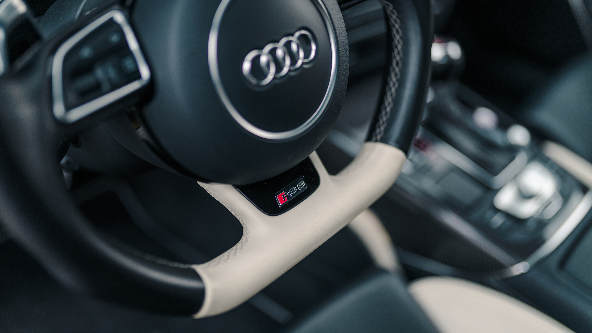Interior image of 2016 Audi RS6 Avant Exclusive (15)