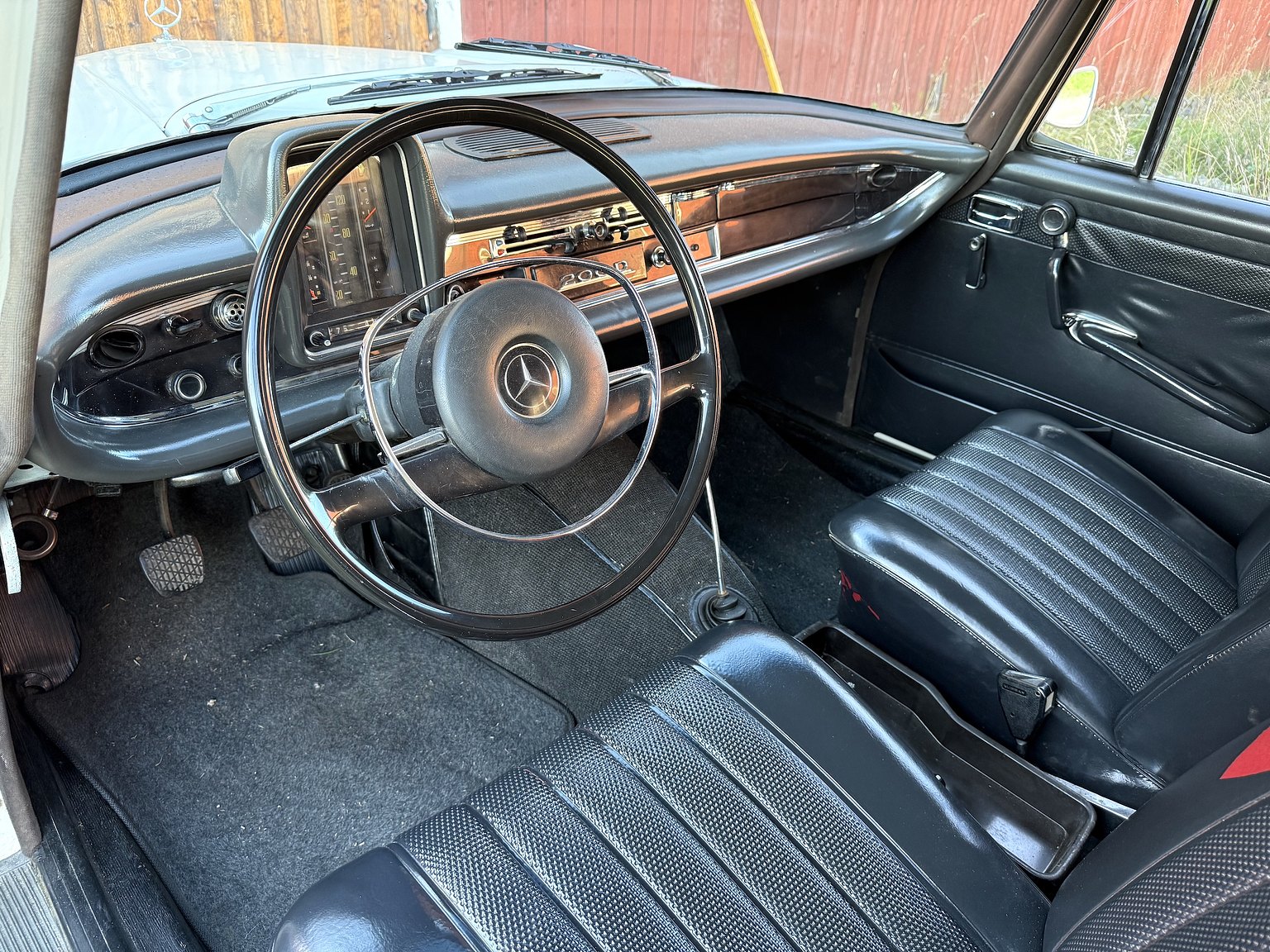 Interiörbild 1967 Mercedes-Benz 200D Safari