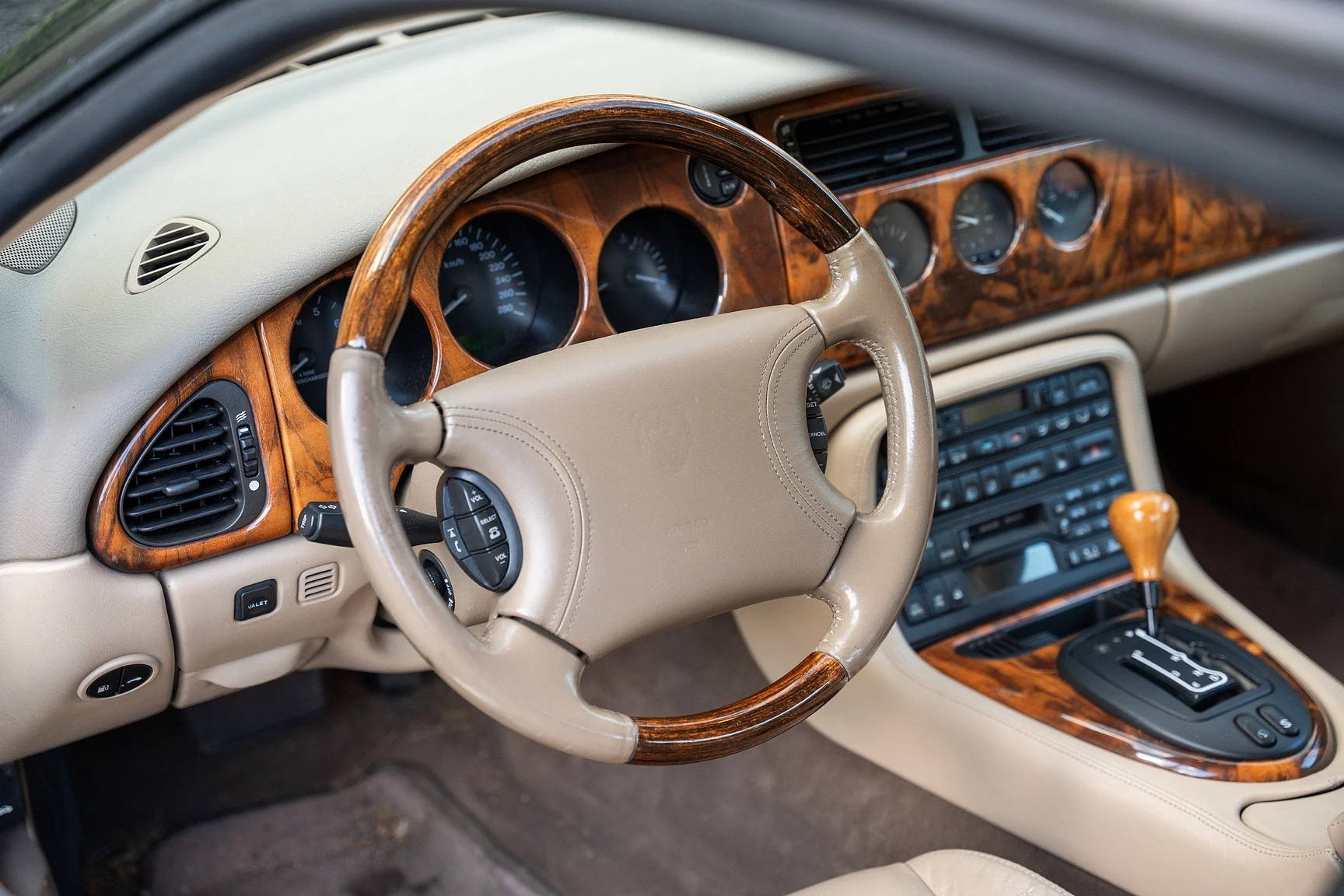 Innenraumfoto von 1999 Jaguar XKR - NO RESERVE (23)