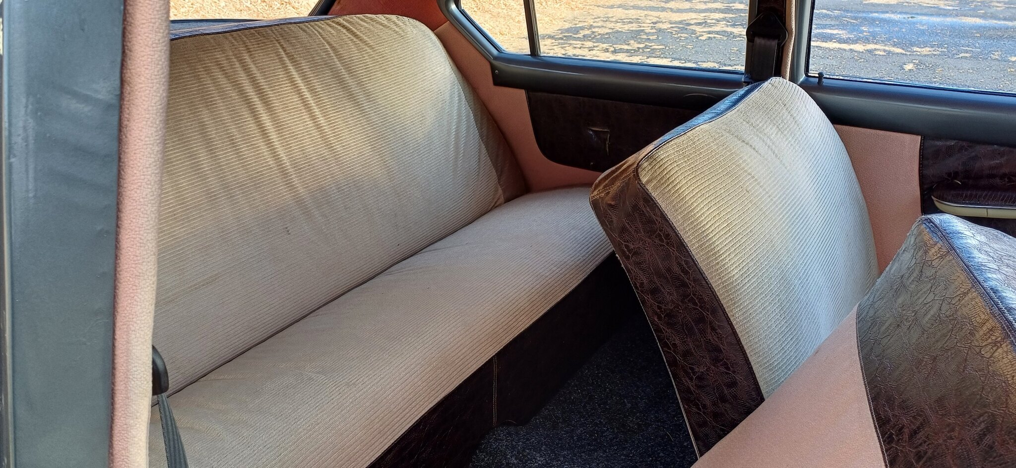 Interiörbild 1953 Kaiser Deluxe Club 2-door