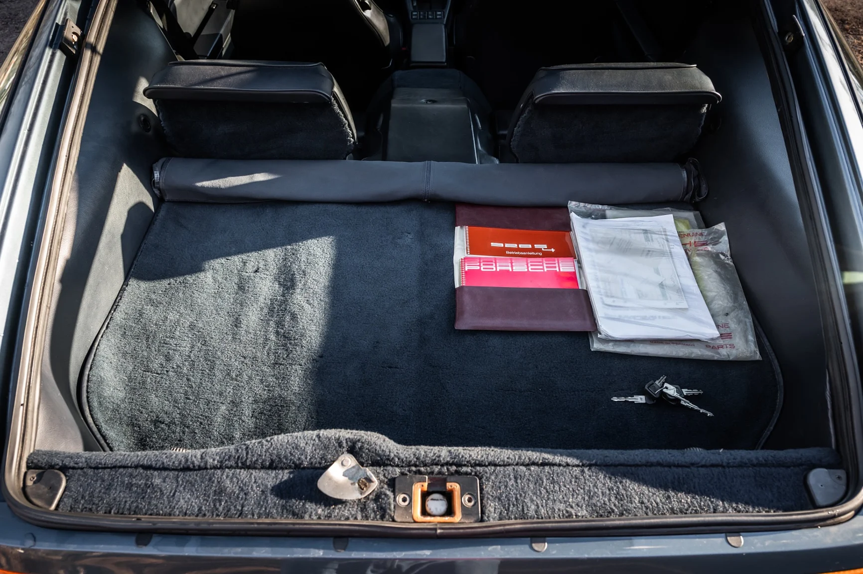 Interior image of 1988 Porsche 928 S4 (26)