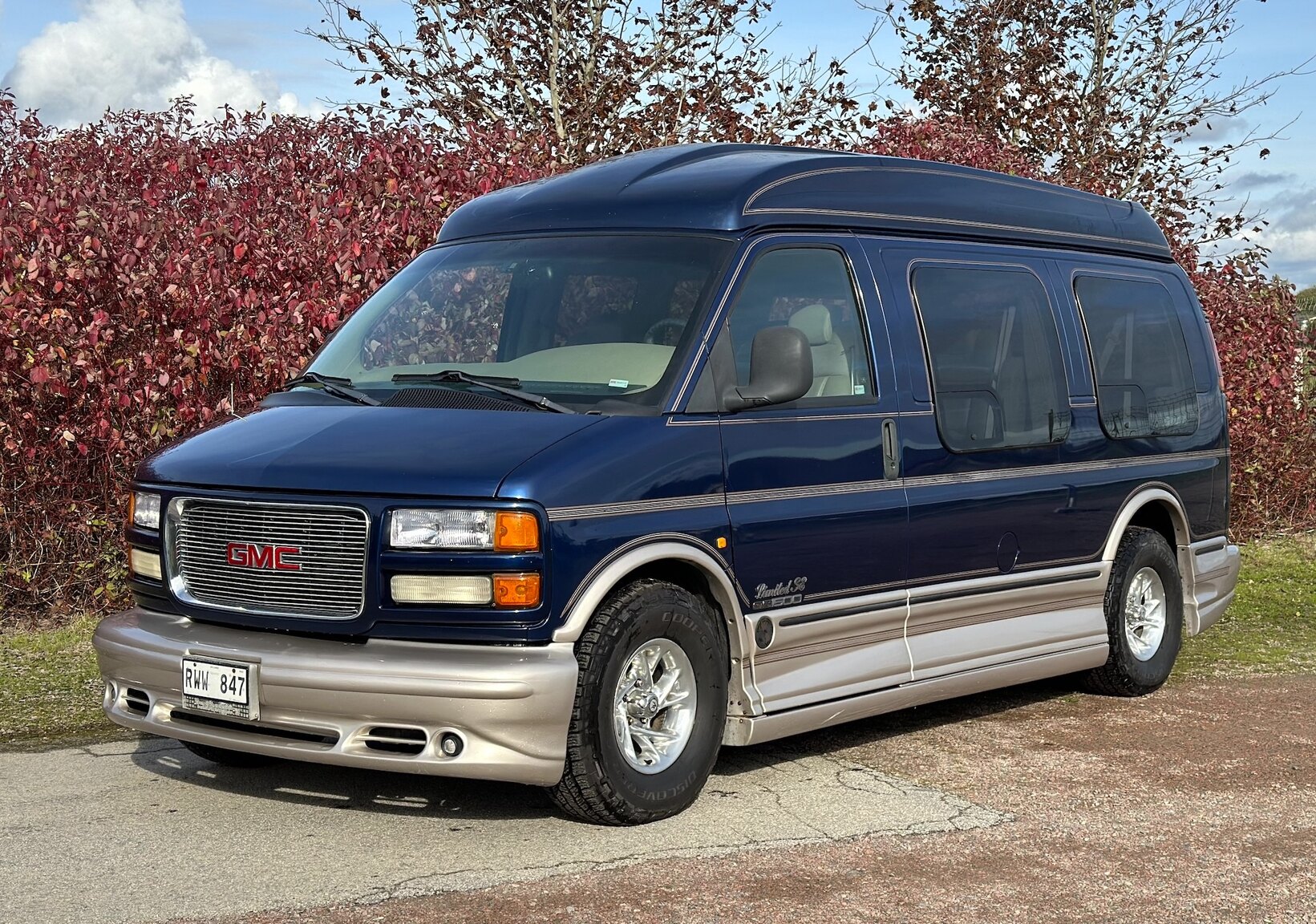 Exterior image of 2000 GMC Savana G1500 Conversion Van