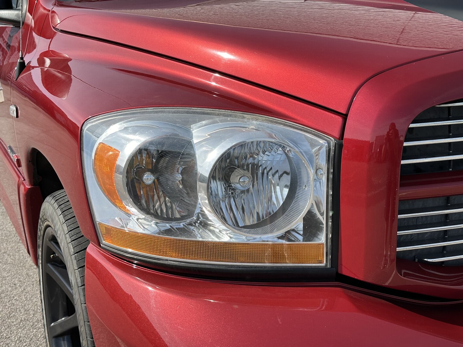 Exteriörbild på 2006 Dodge Ram SRT10