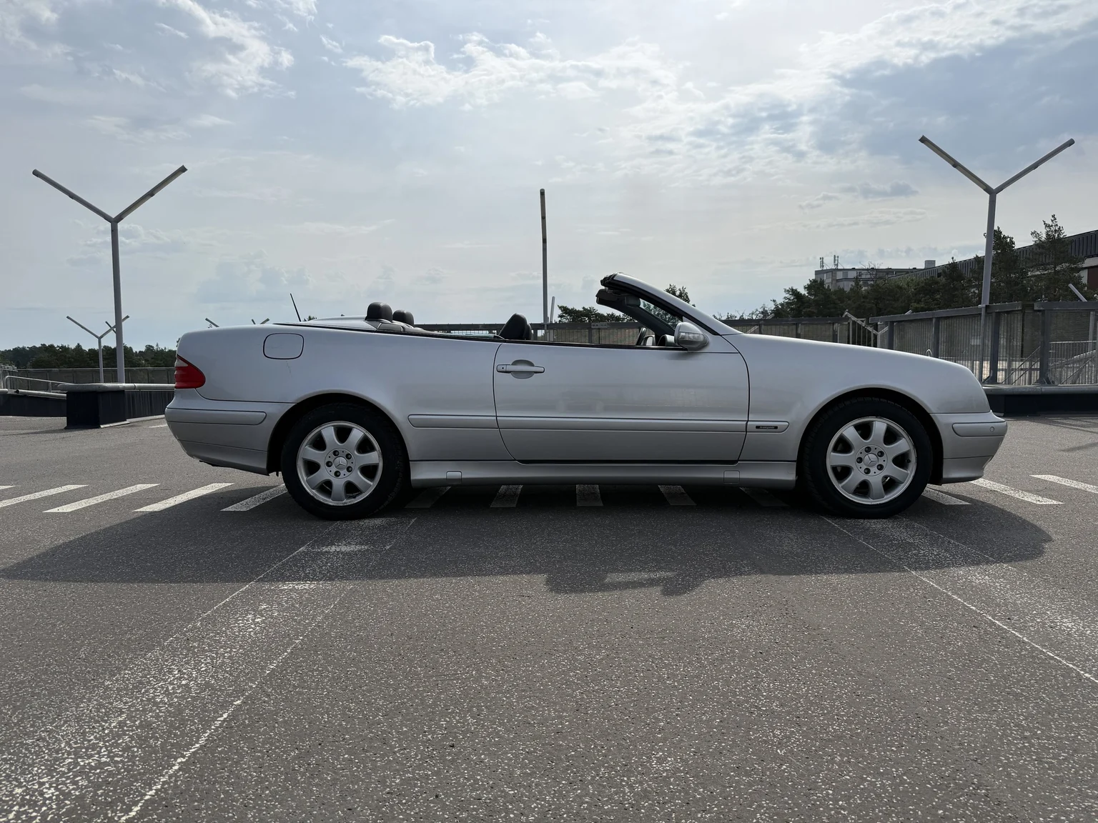 Exterior image of 2001 MERCEDES-BENZ CLK 230 Kompressor Cabriolet (4)