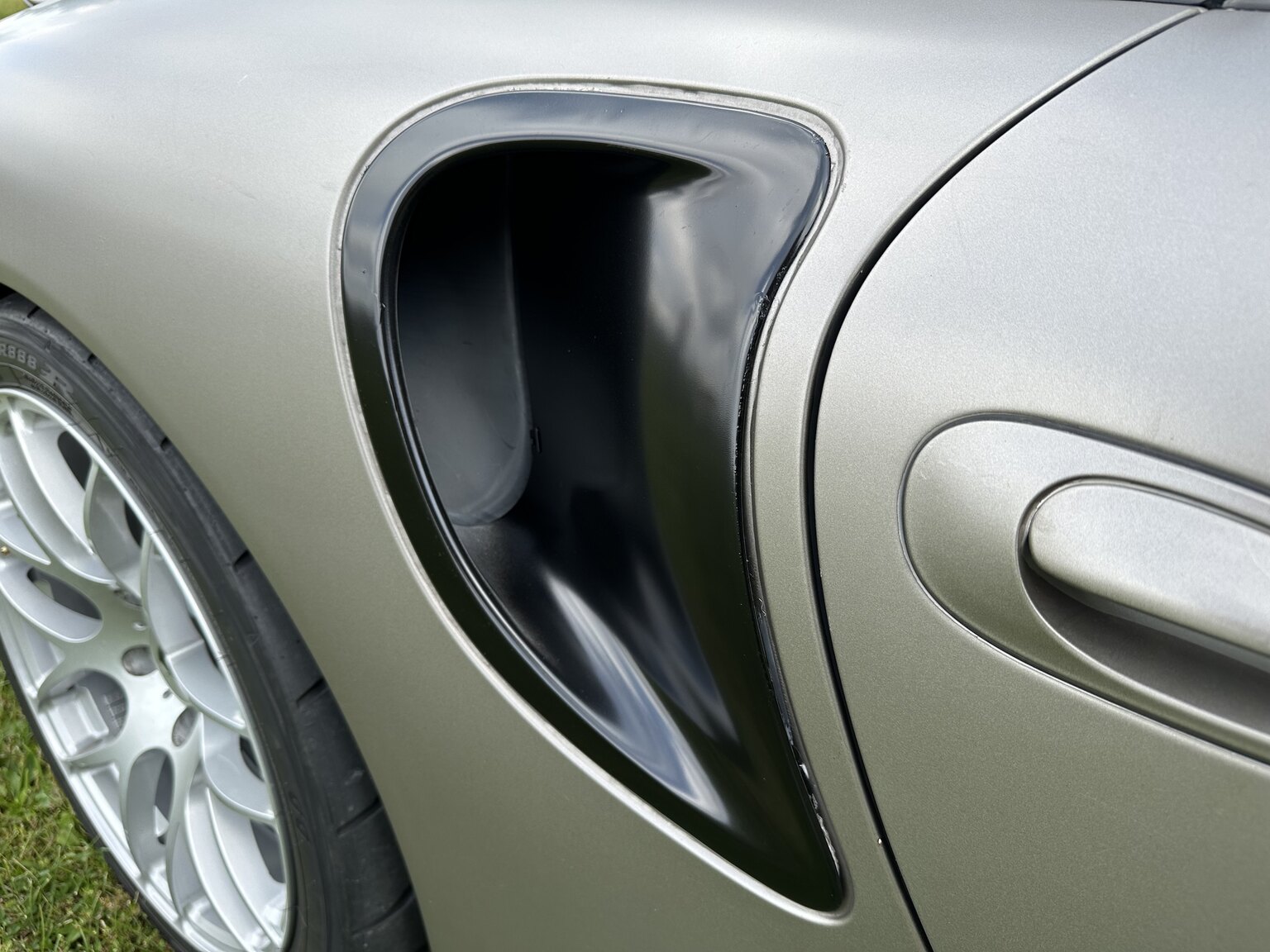 Exterior image of 2002 Porsche 996 Turbo (48)