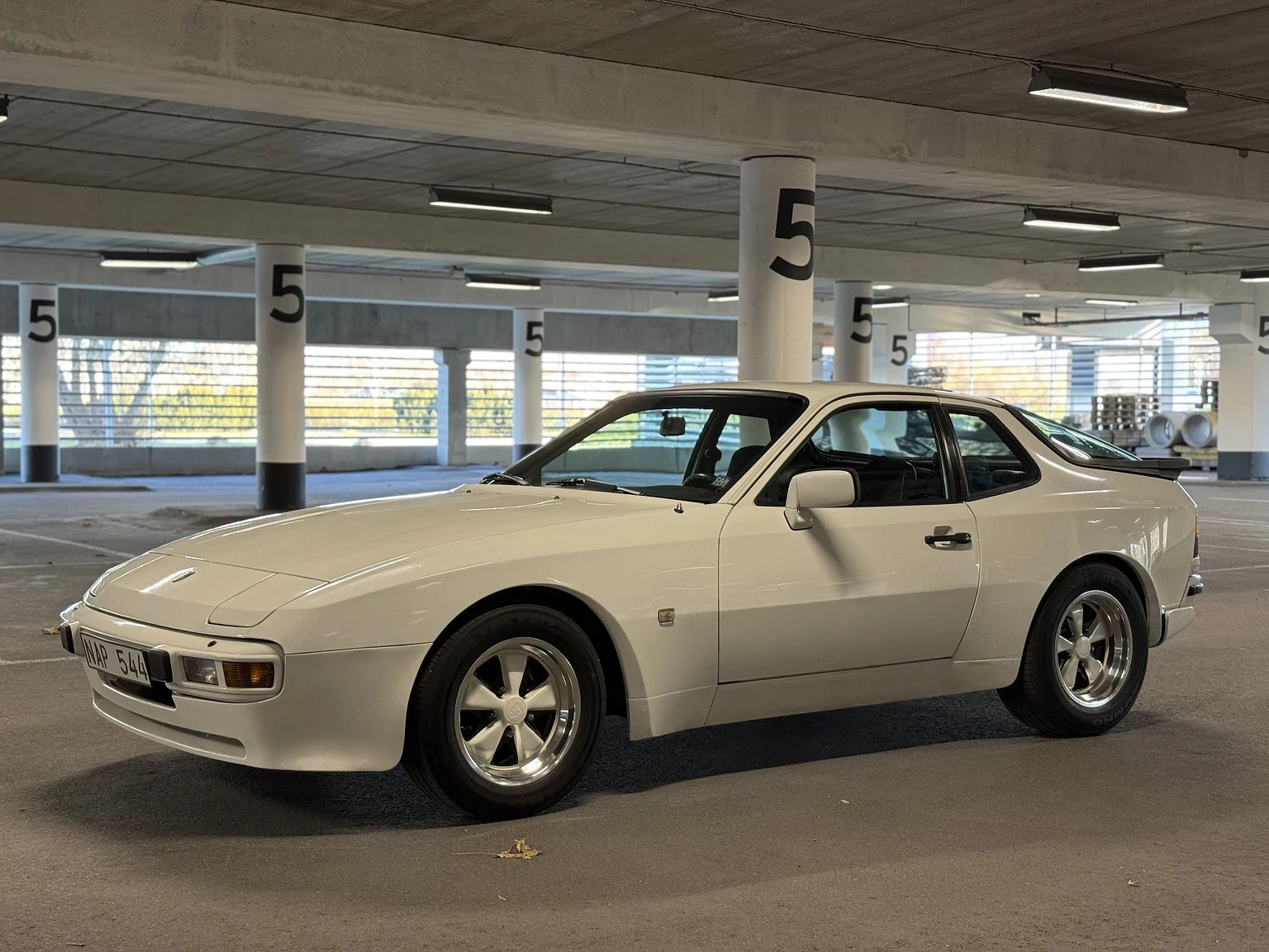 Exteriörbild på 1984 PORSCHE 944 Targa (10)