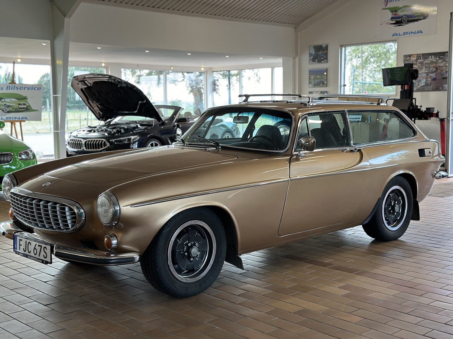 Exterior image of 1973 Volvo 1800 ES (4)