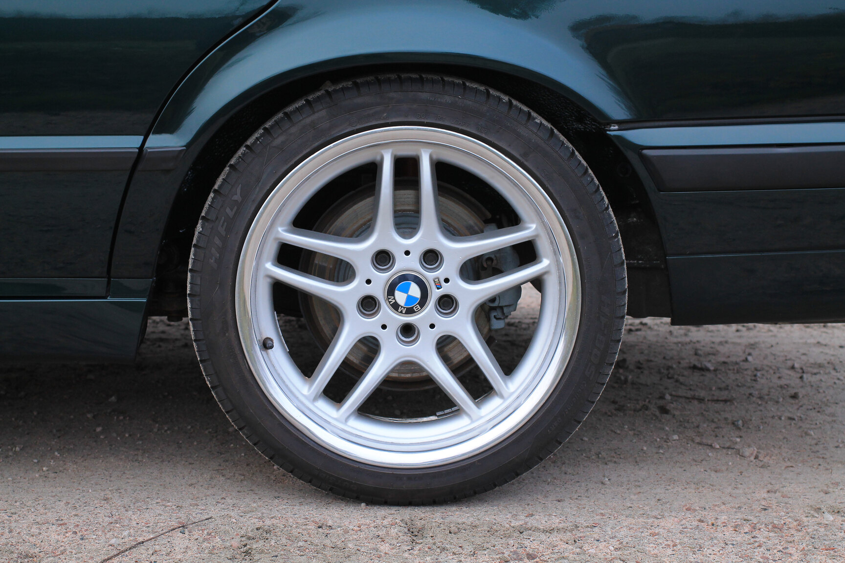 Exterior image of 1996 BMW 520i Touring