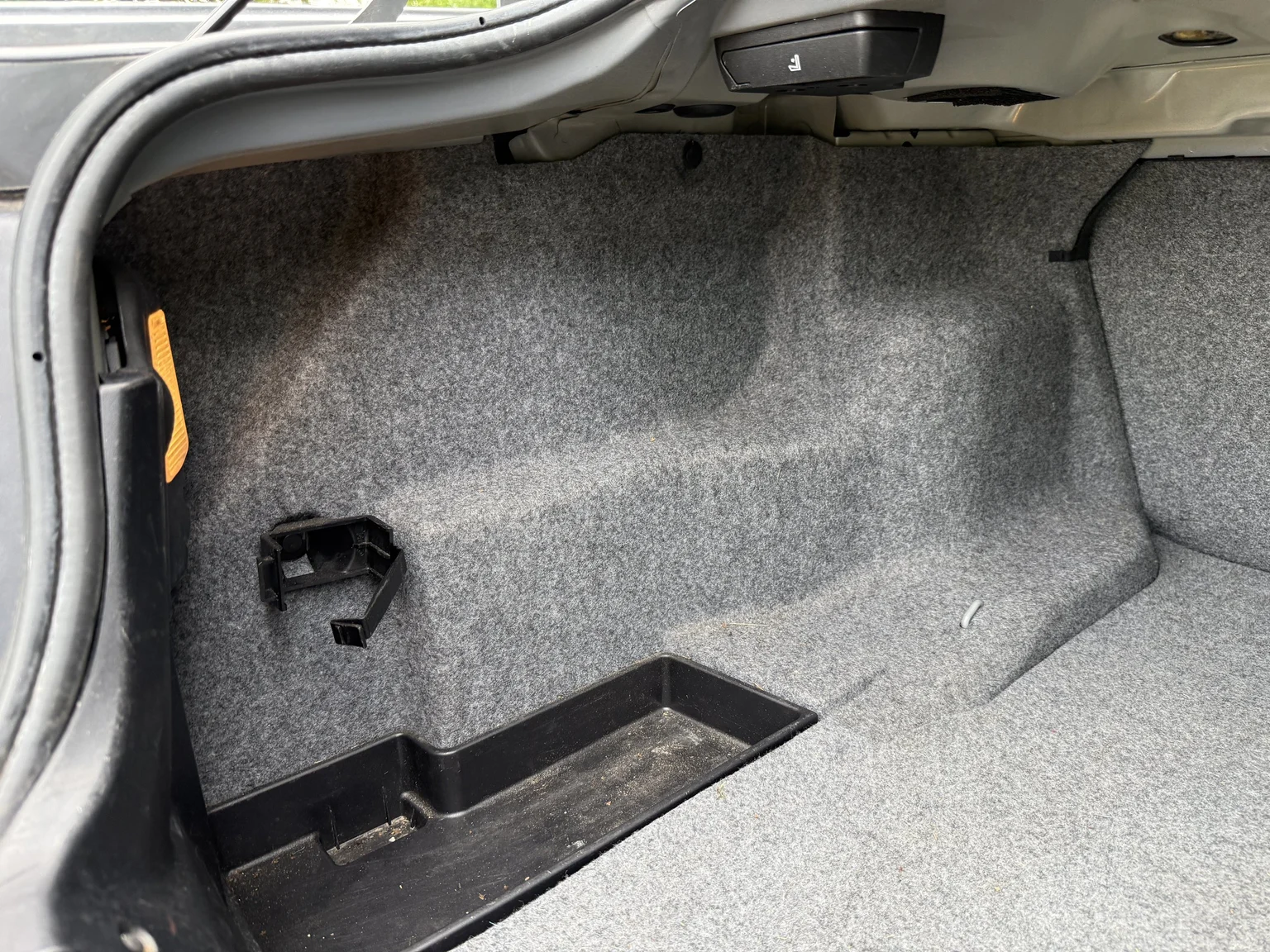 Interior image of 2005 BMW 320Ci (55)