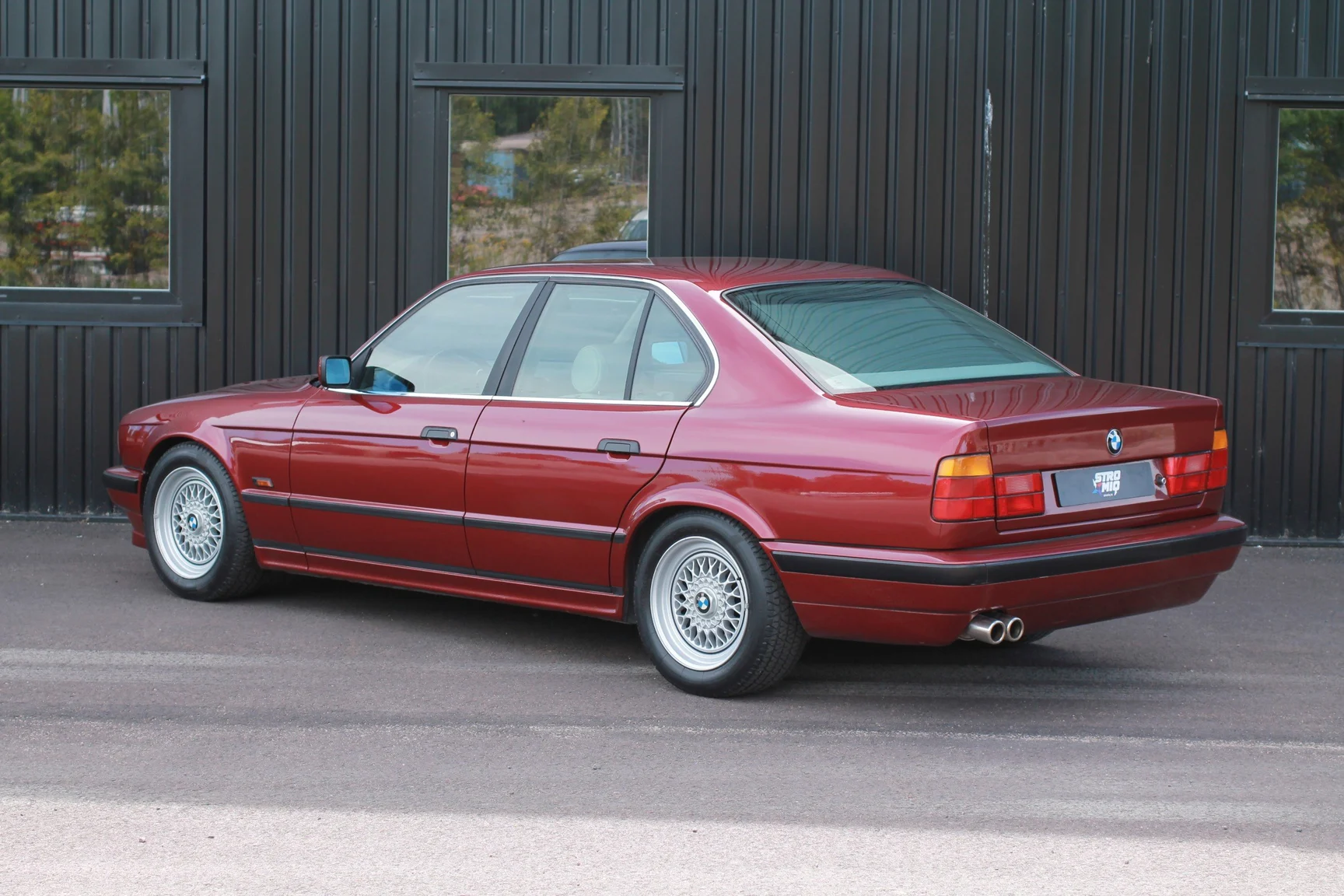 Exterior image of 1993 BMW 540i Sedan (112)