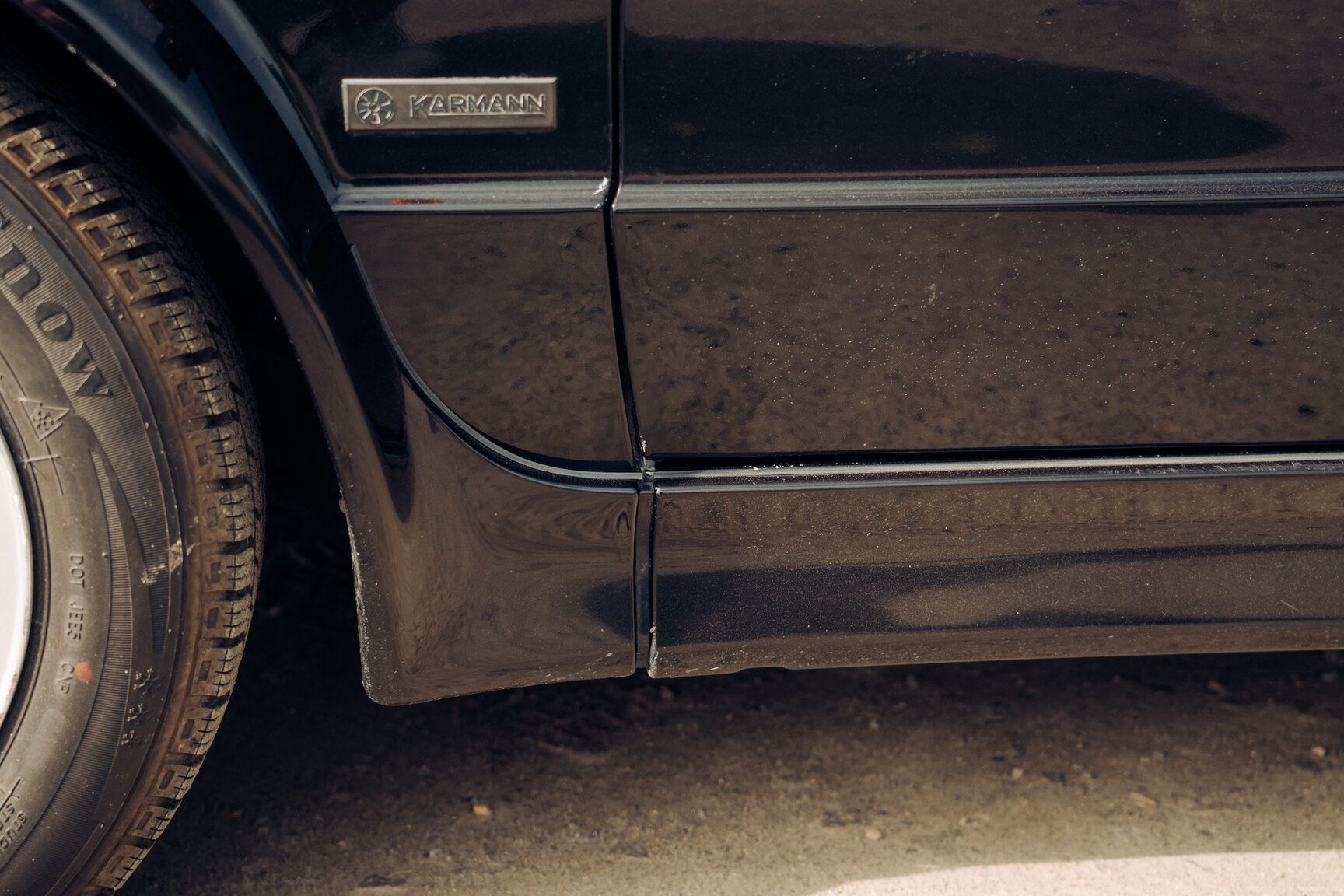 Exterior image of 1991 VW Golf Cabriolet "Etienne Aigner Edition"