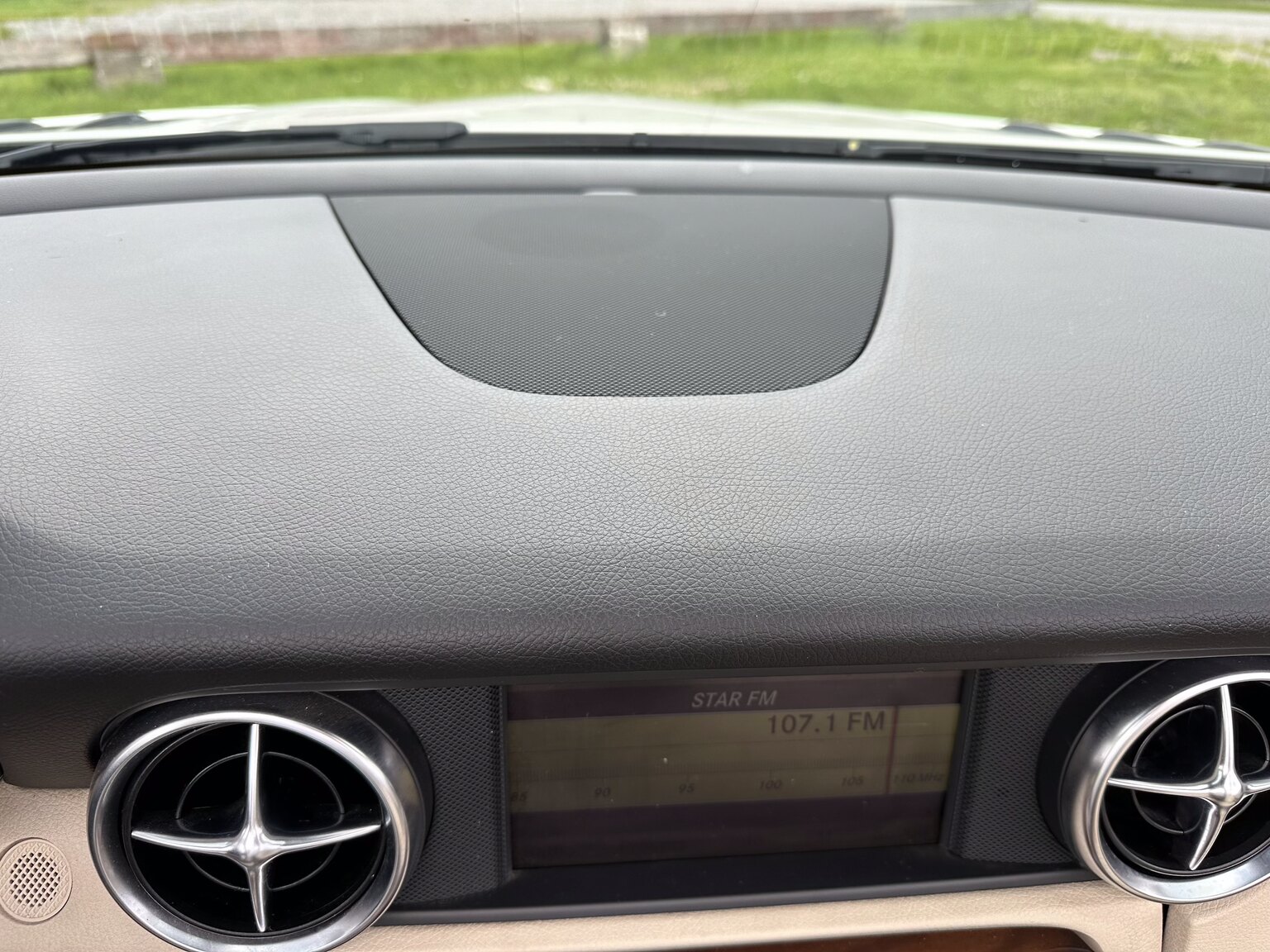 Innenraumfoto von 2012 Mercedes-Benz SLK 350