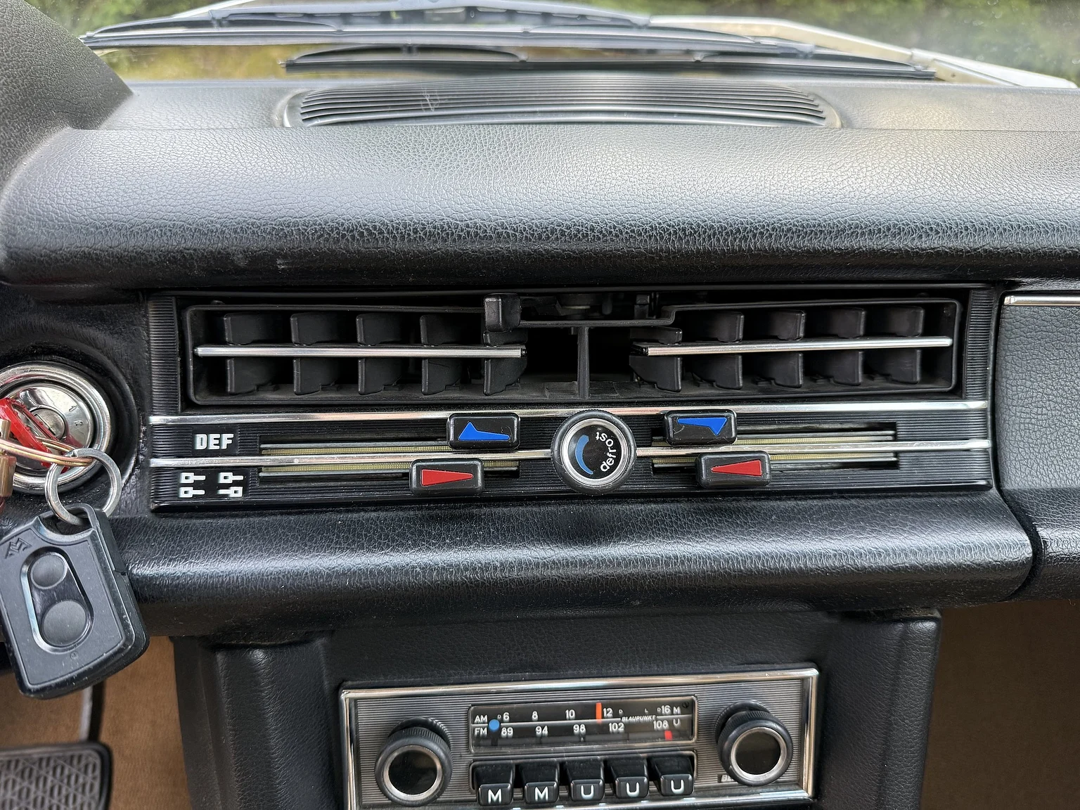 Innenraumfoto von 1974 Mercedes-Benz 230 Automatic (12)
