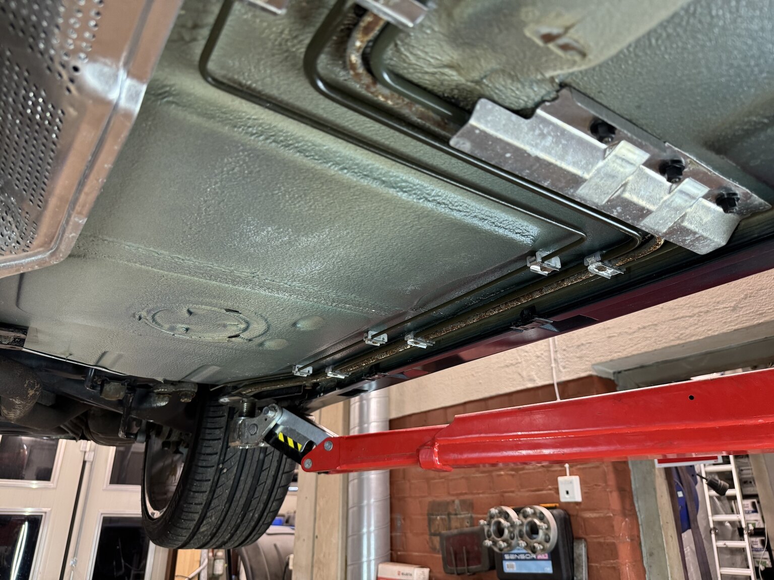 Image of 1996 BMW 520i Touring mechanics
