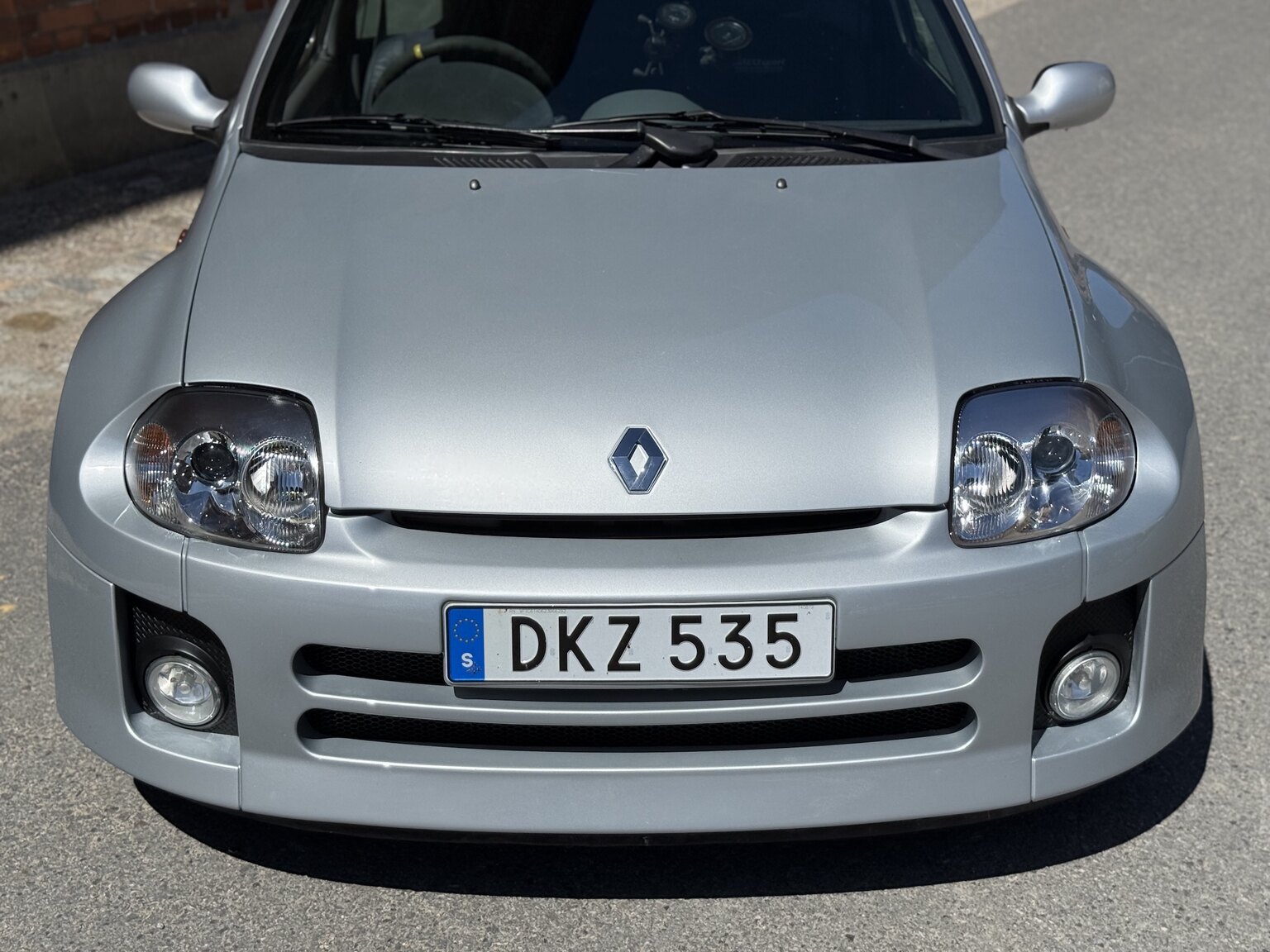 Exterior image of 2002 Renault Clio Sport V6