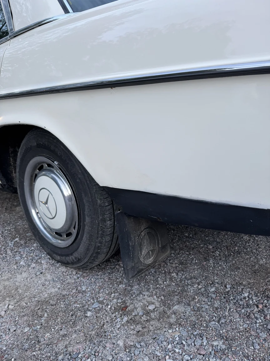 Exterior image of 1972 Mercedes-Benz 200 (56)