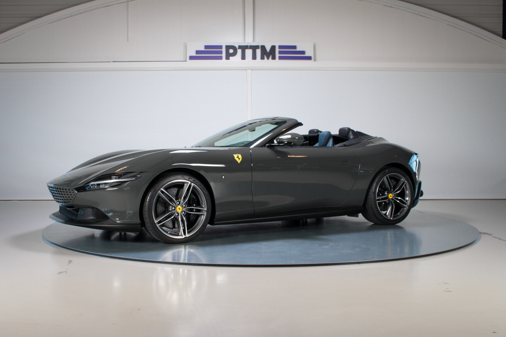 Exteriörbild på 2024 Ferrari Roma Spider