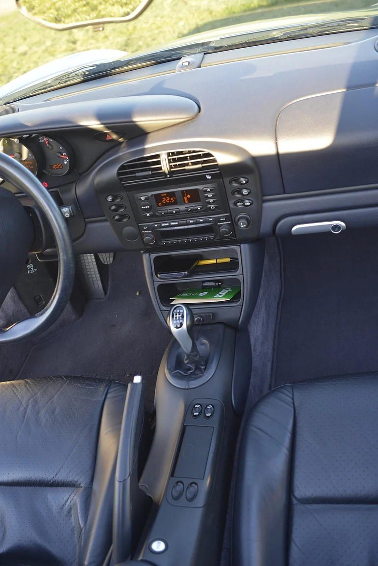 Interior image of 2003 Porsche Boxster (11)