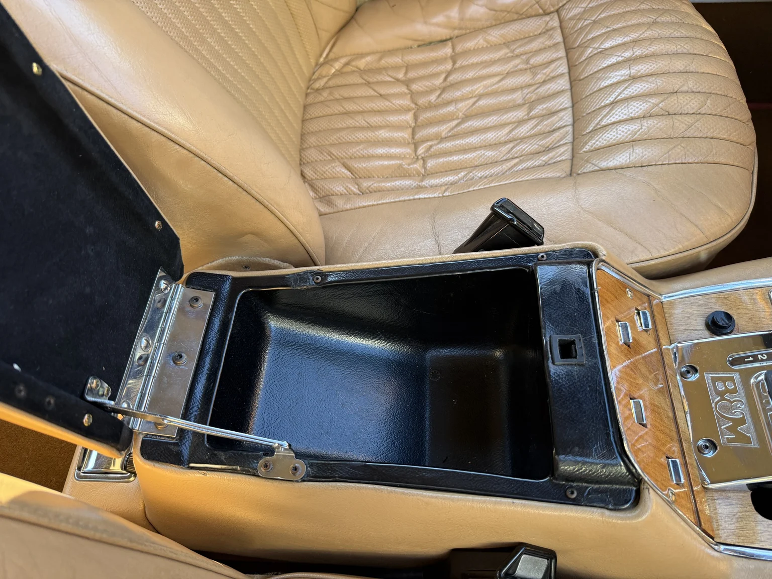 Interior image of 1970 Jaguar XJ12 Performance (75)