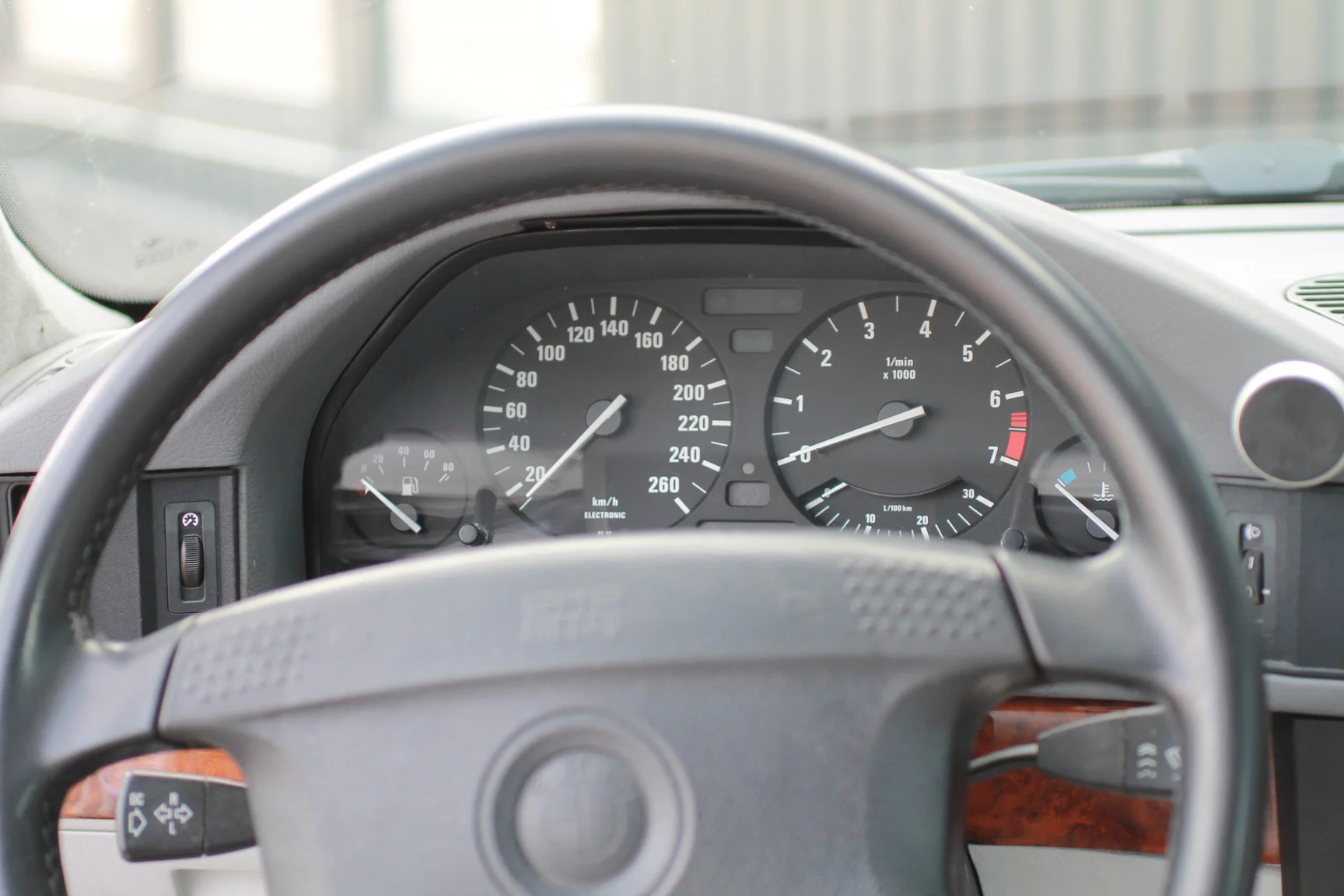 Innenraumfoto von 1993 BMW 540i Sedan (97)