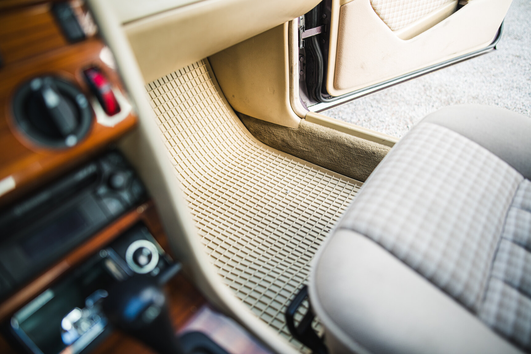 Interior image of 1993 Mercedes-Benz E 220