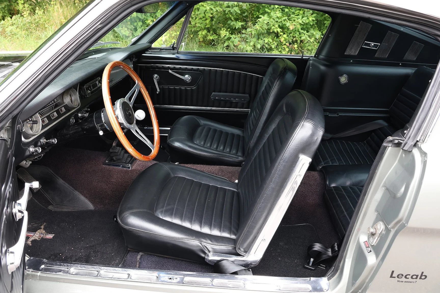Interiörbild 1965 Ford Mustang Fastback Restomod (9)
