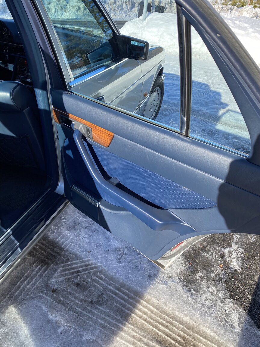 Interior image of 1988 Mercedes-Benz 300 SE