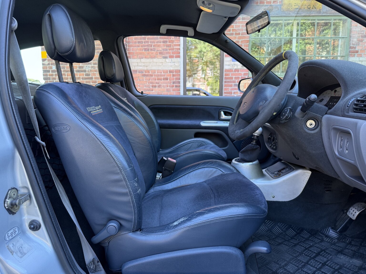 Interior image of 2002 Renault Clio Sport V6