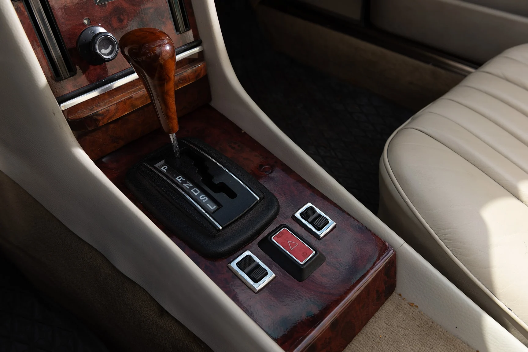 Innenraumfoto von 1975 Mercedes Benz 350 SL Cabriolet  (54)